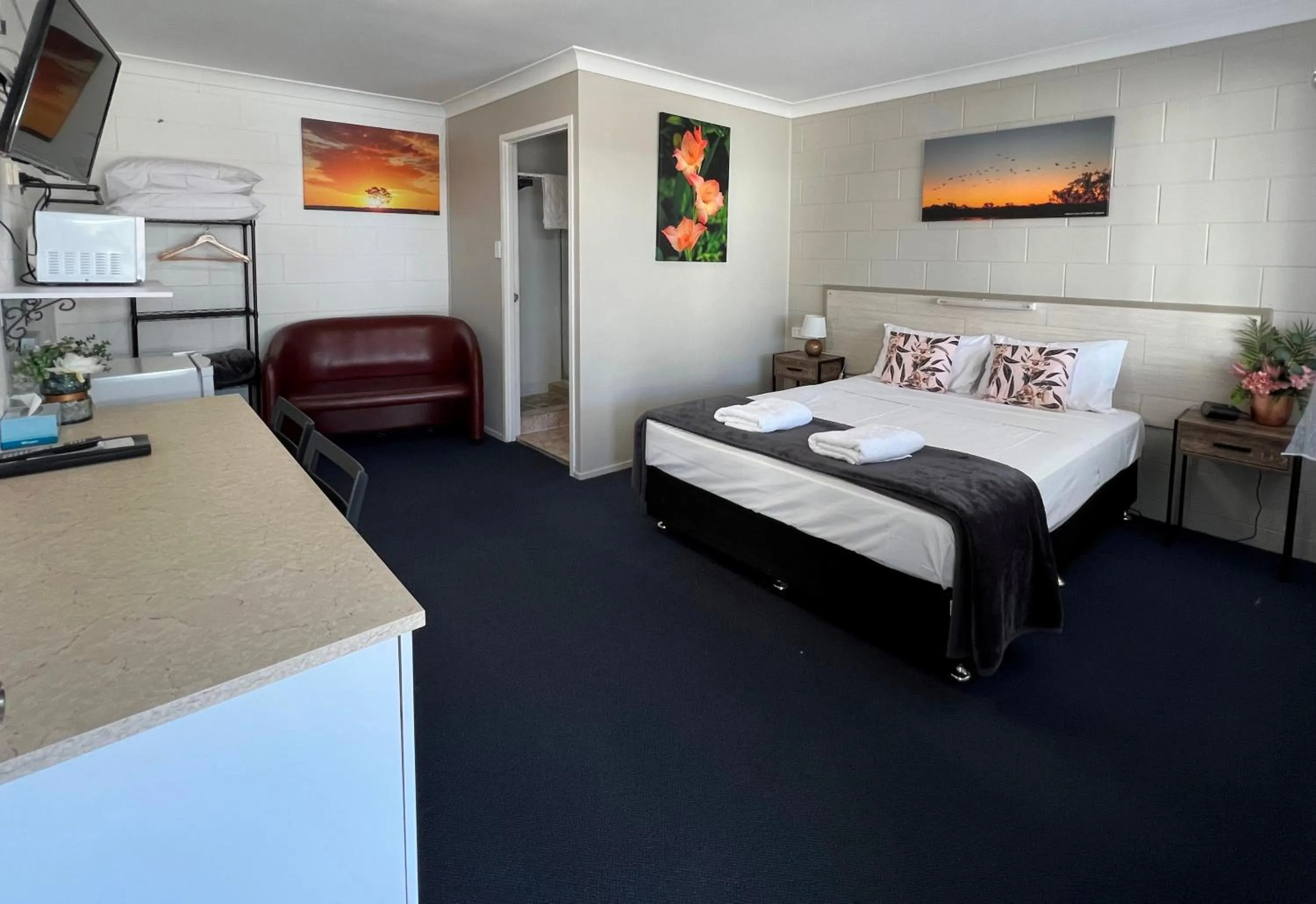 Photo of the whole room, Bed in Spanish Lace Motor Inn