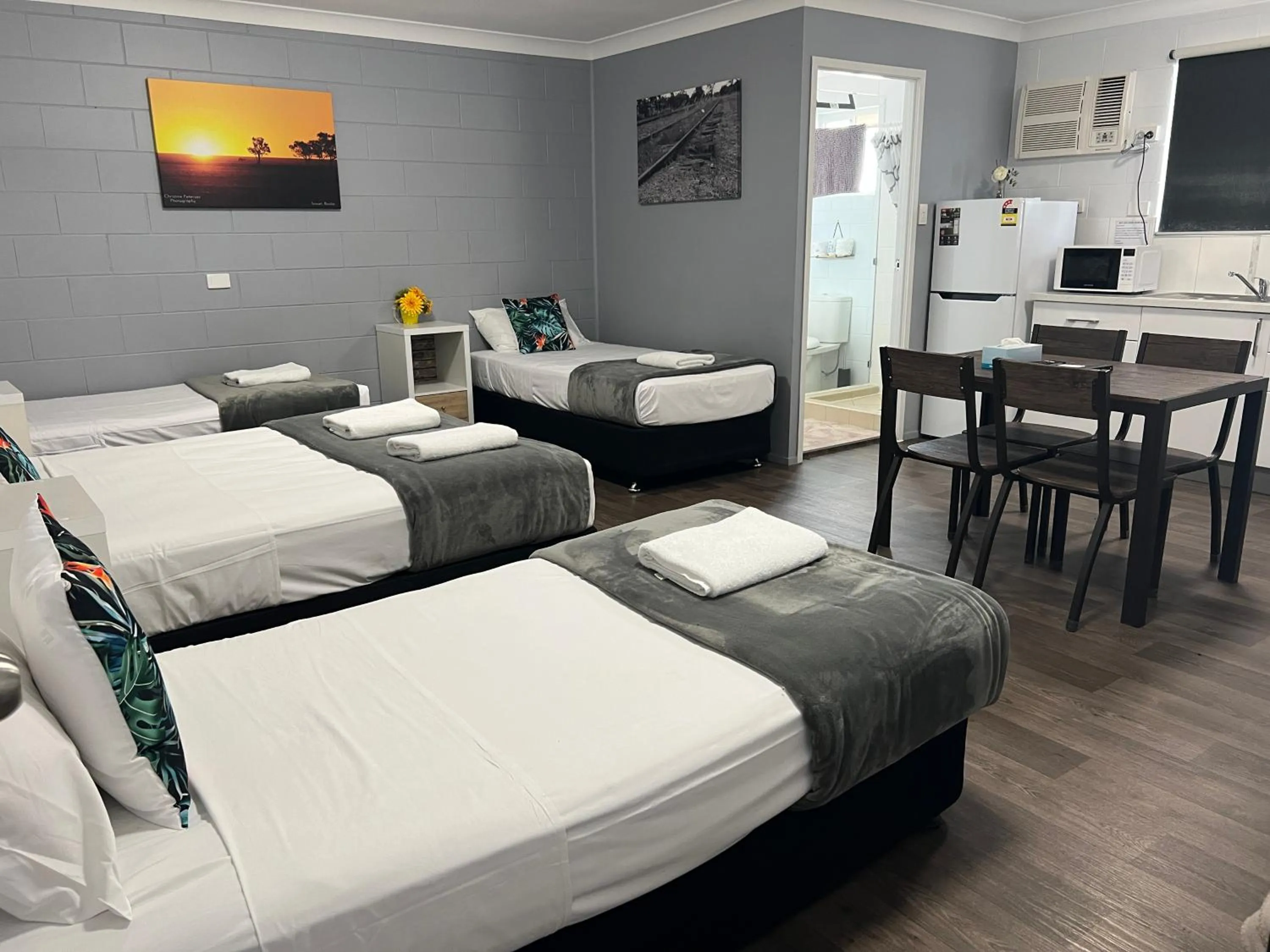 Bed in Spanish Lace Motor Inn