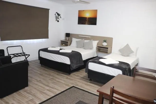 Bed in Spanish Lace Motor Inn