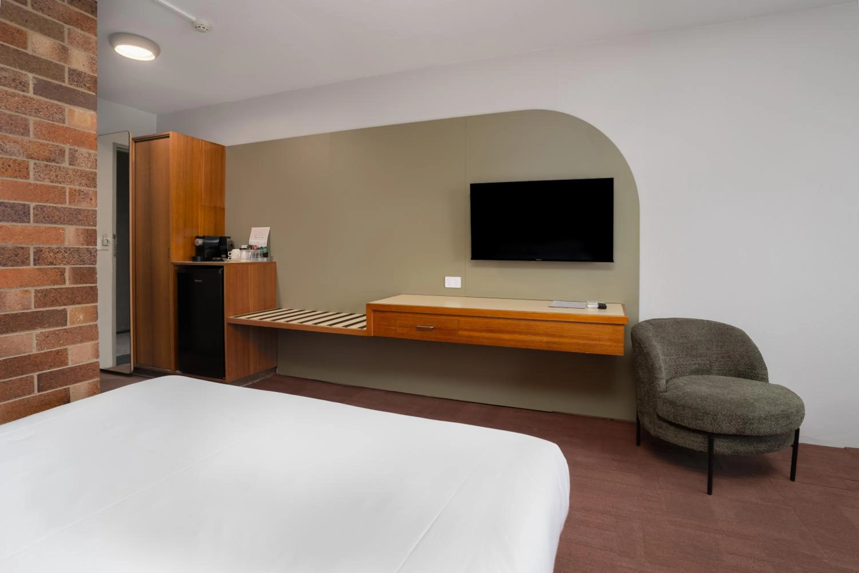 Bed in All Seasons Motel Armidale