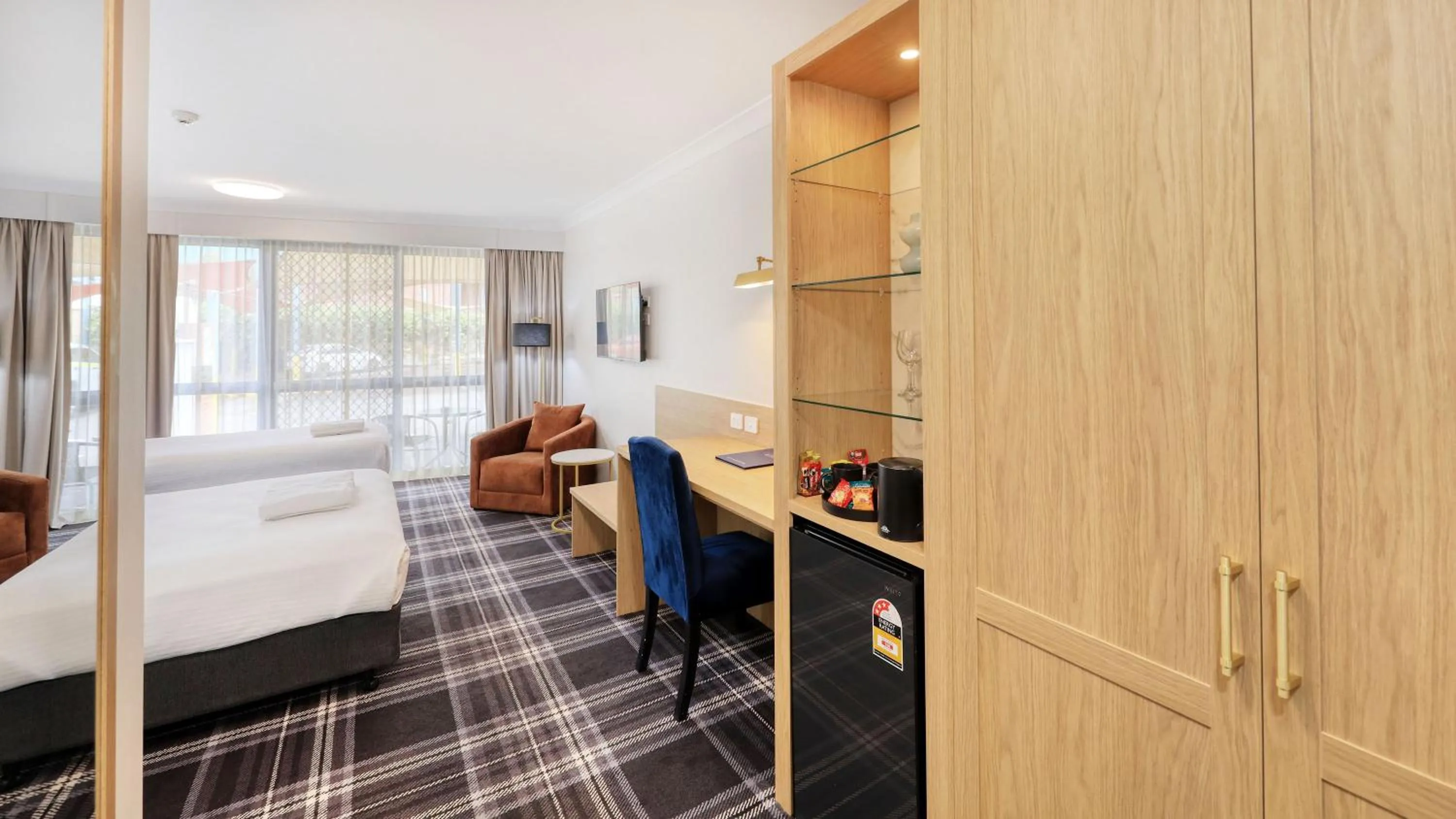 wardrobe, Bed in Dubbo RSL Club Motel