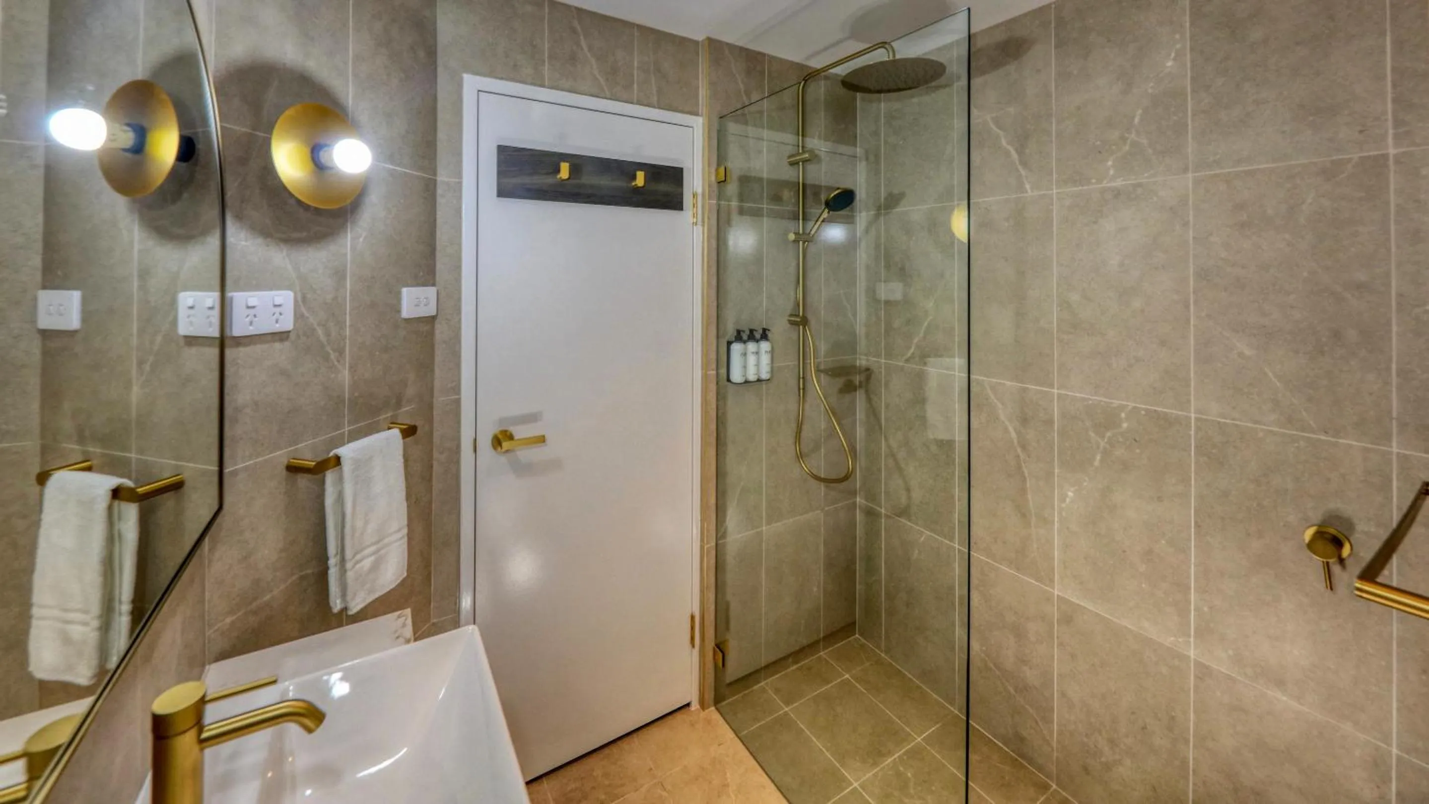 Shower in Dubbo RSL Club Motel