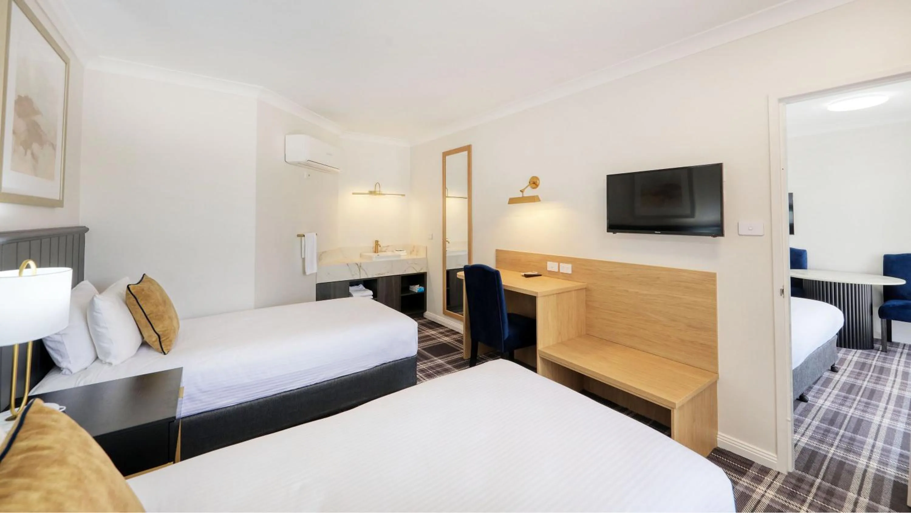 Bed in Dubbo RSL Club Motel