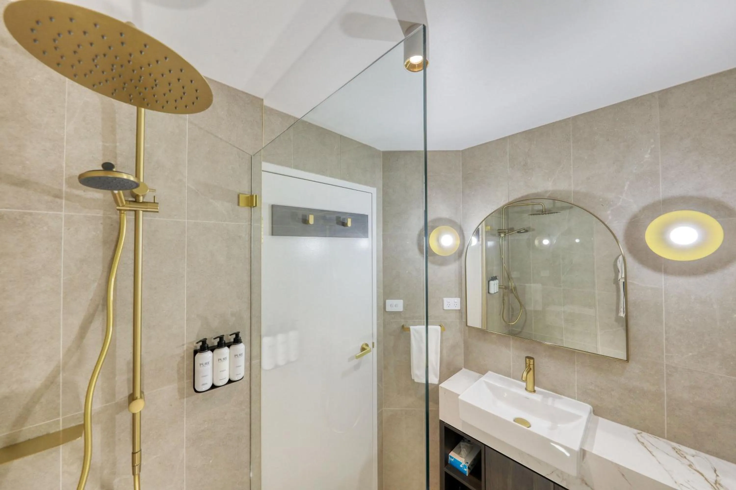 Shower in Dubbo RSL Club Motel