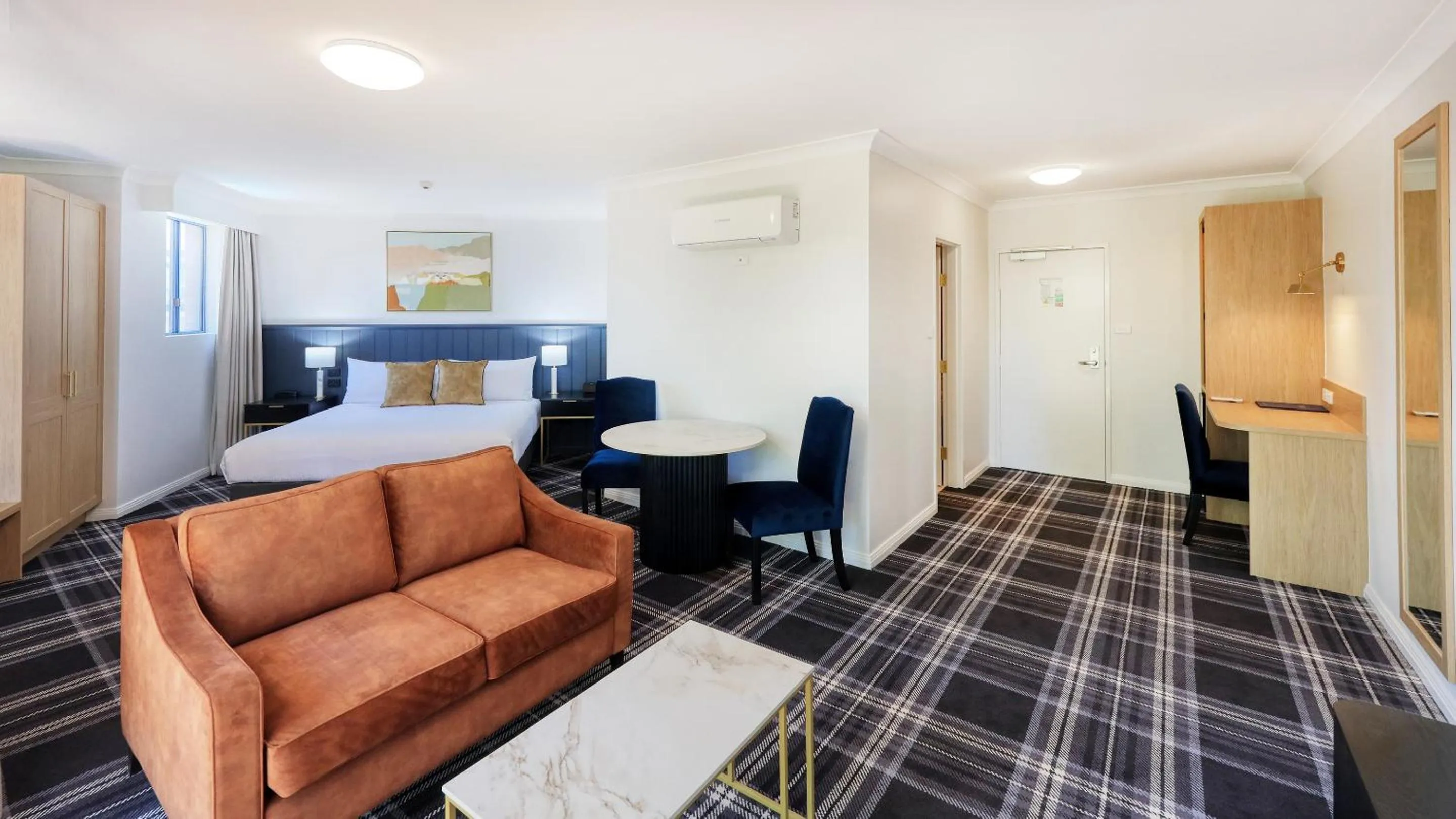 Living room, Bed in Dubbo RSL Club Motel