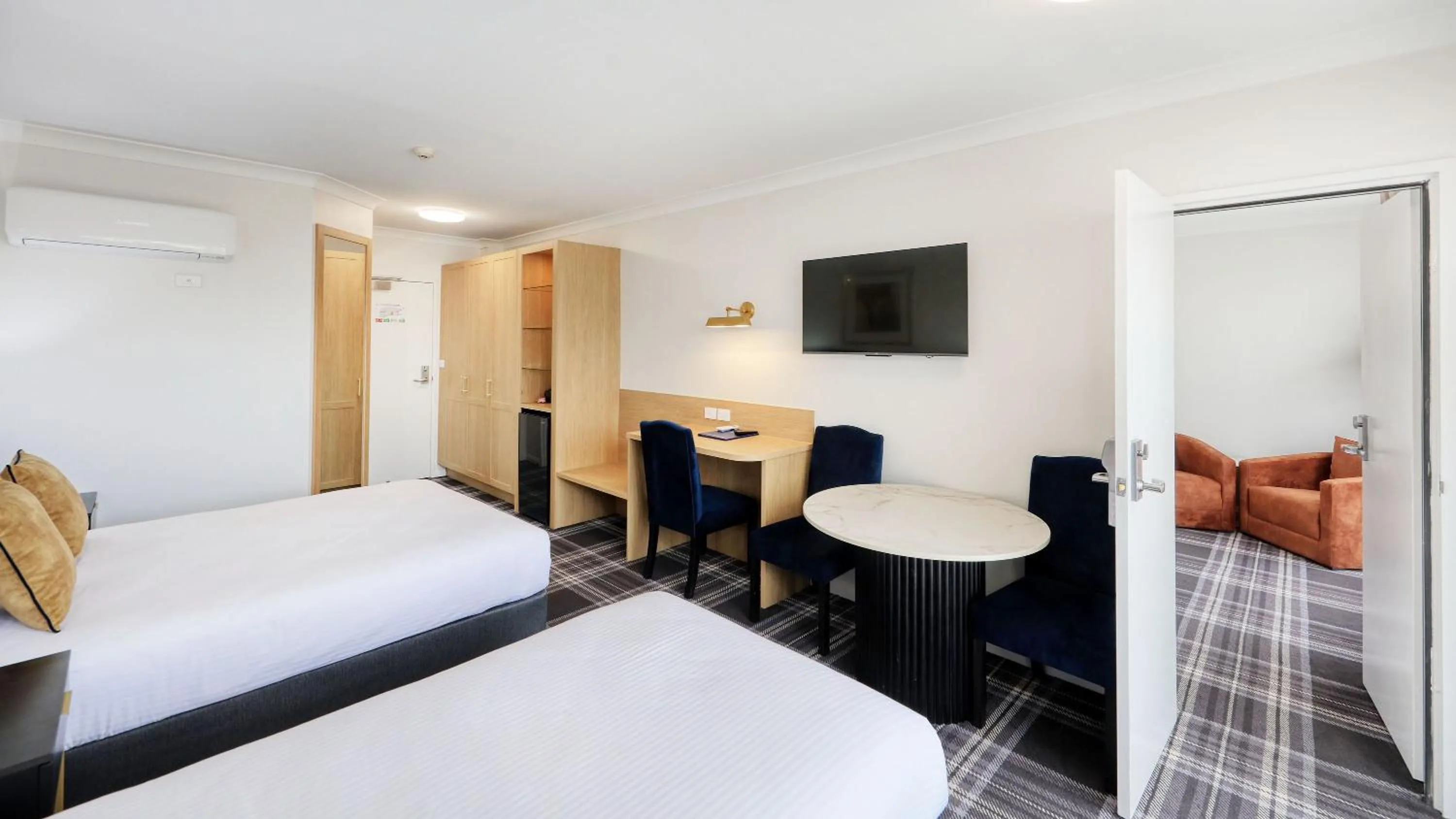 Dining area, Bed in Dubbo RSL Club Motel