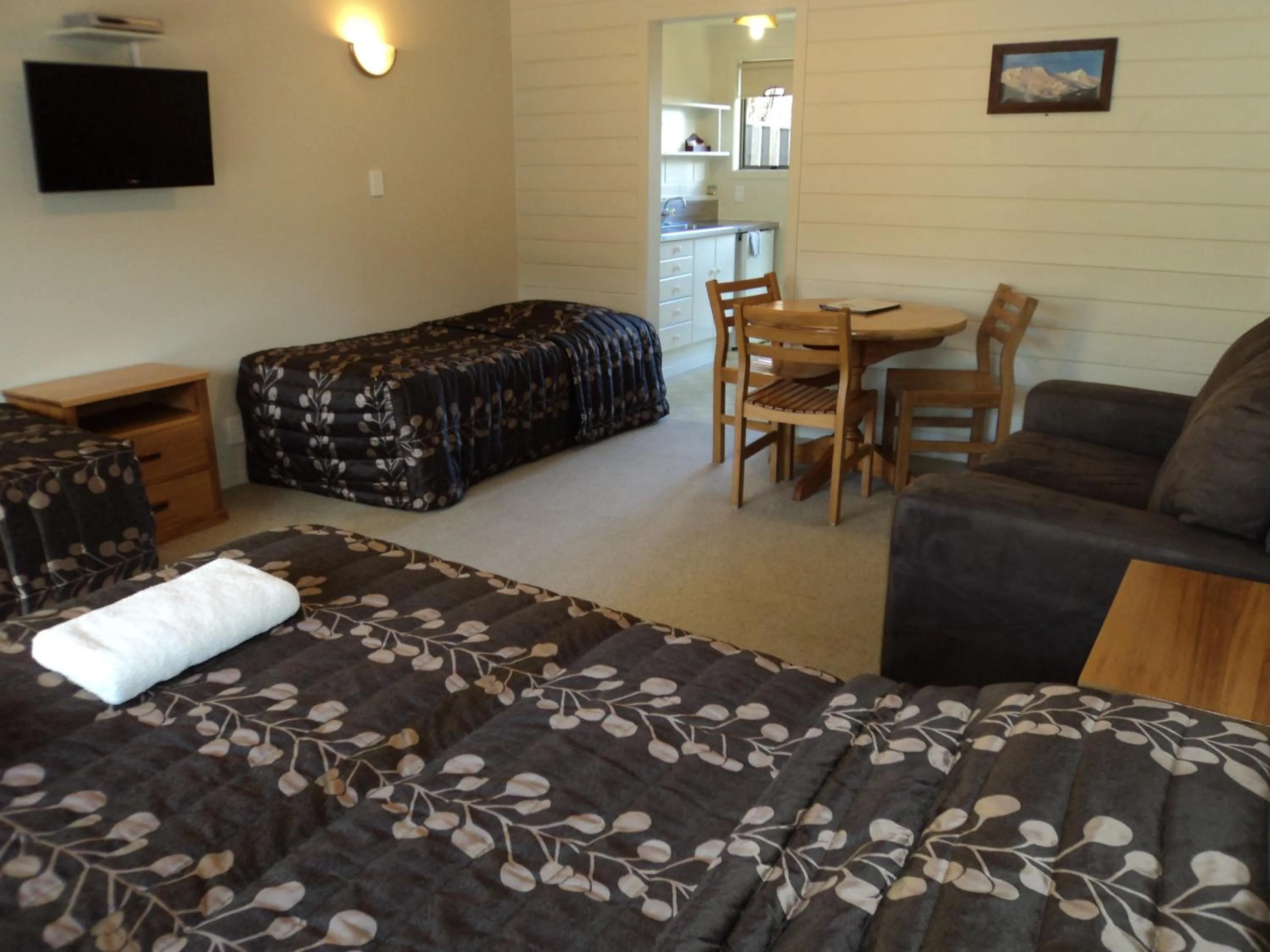 Living room, Bed in Ruapehu Mountain Motel & Lodge