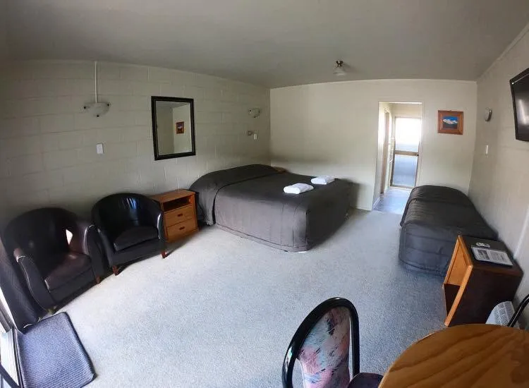 Living room, Bed in Ruapehu Mountain Motel & Lodge