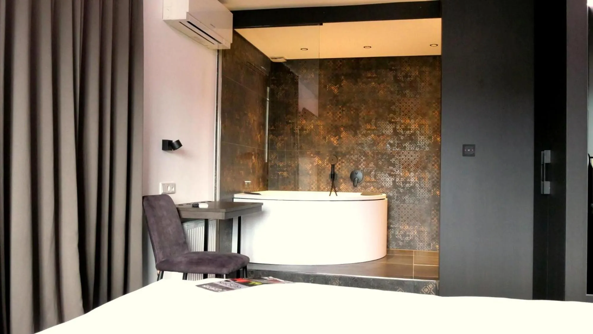 Hot Tub, Bed in Hotel Velden - 24 Checkin Zimmer im Zentrum