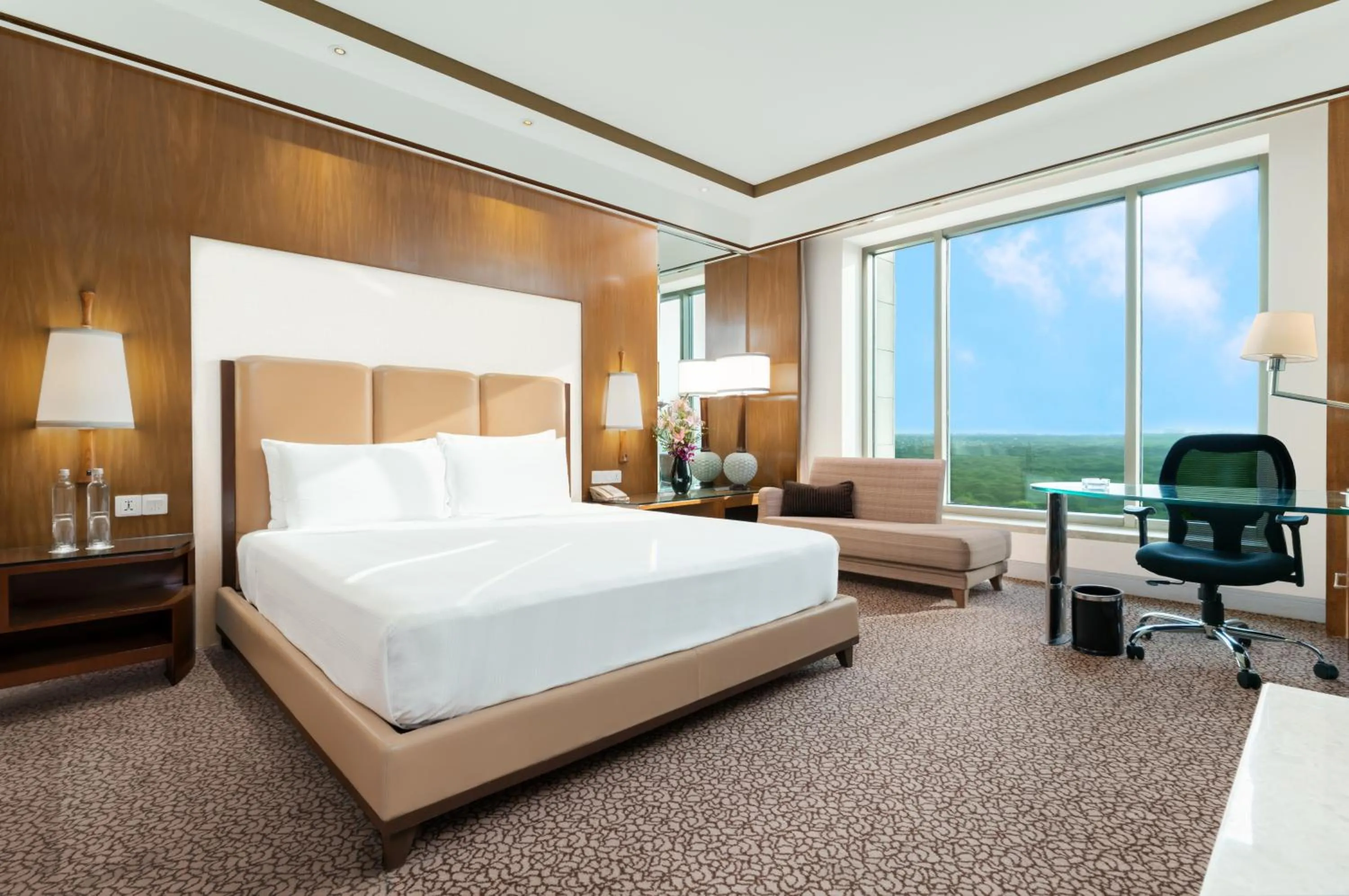 Bed in Crowne Plaza New Delhi Okhla by IHG