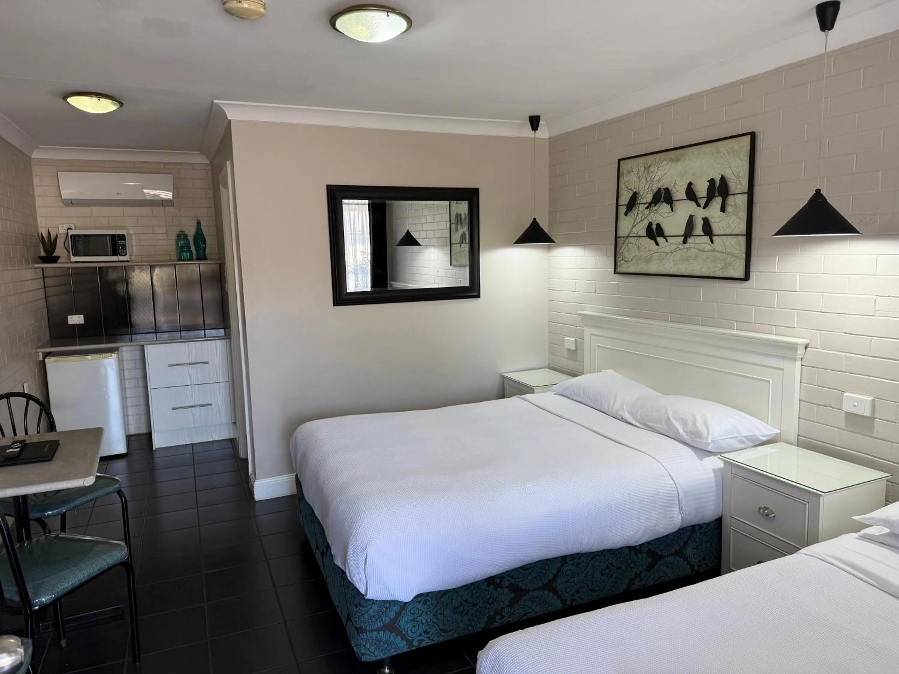 Bedroom, Bed in Country Leisure Motor Inn