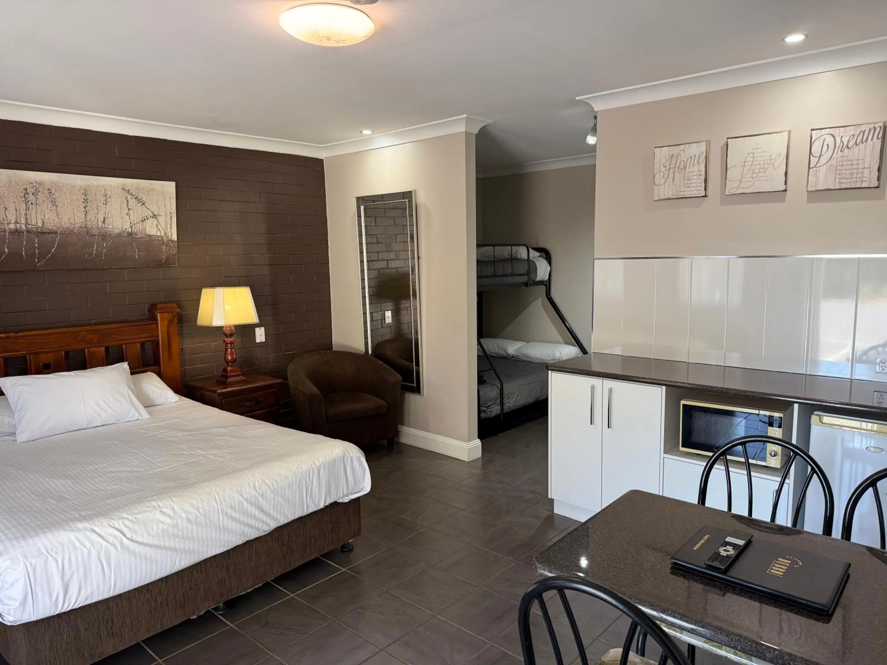 Bedroom, Bed in Country Leisure Motor Inn