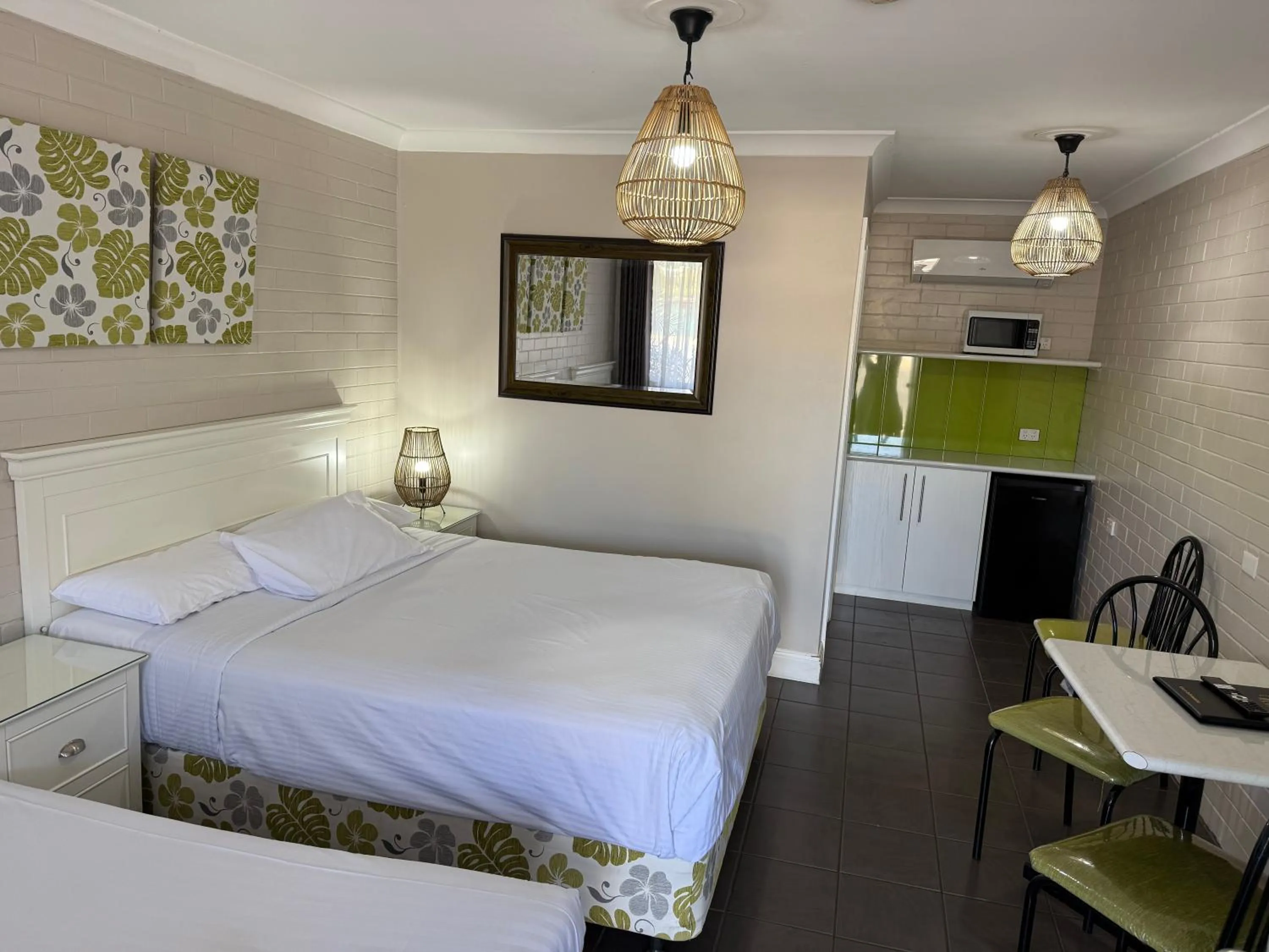 Bedroom, Bed in Country Leisure Motor Inn