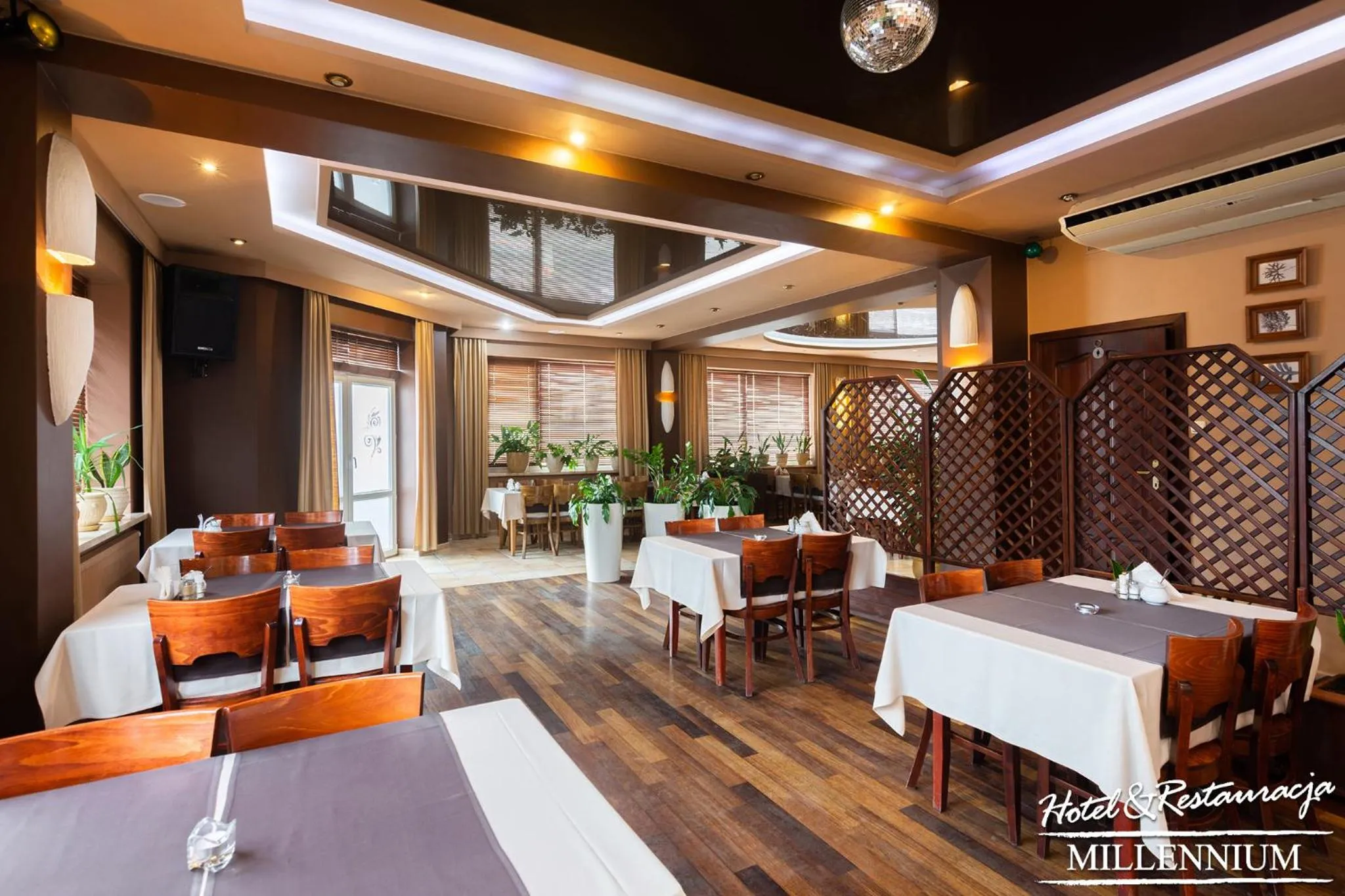 Restaurant/places to eat in Hotel Millennium