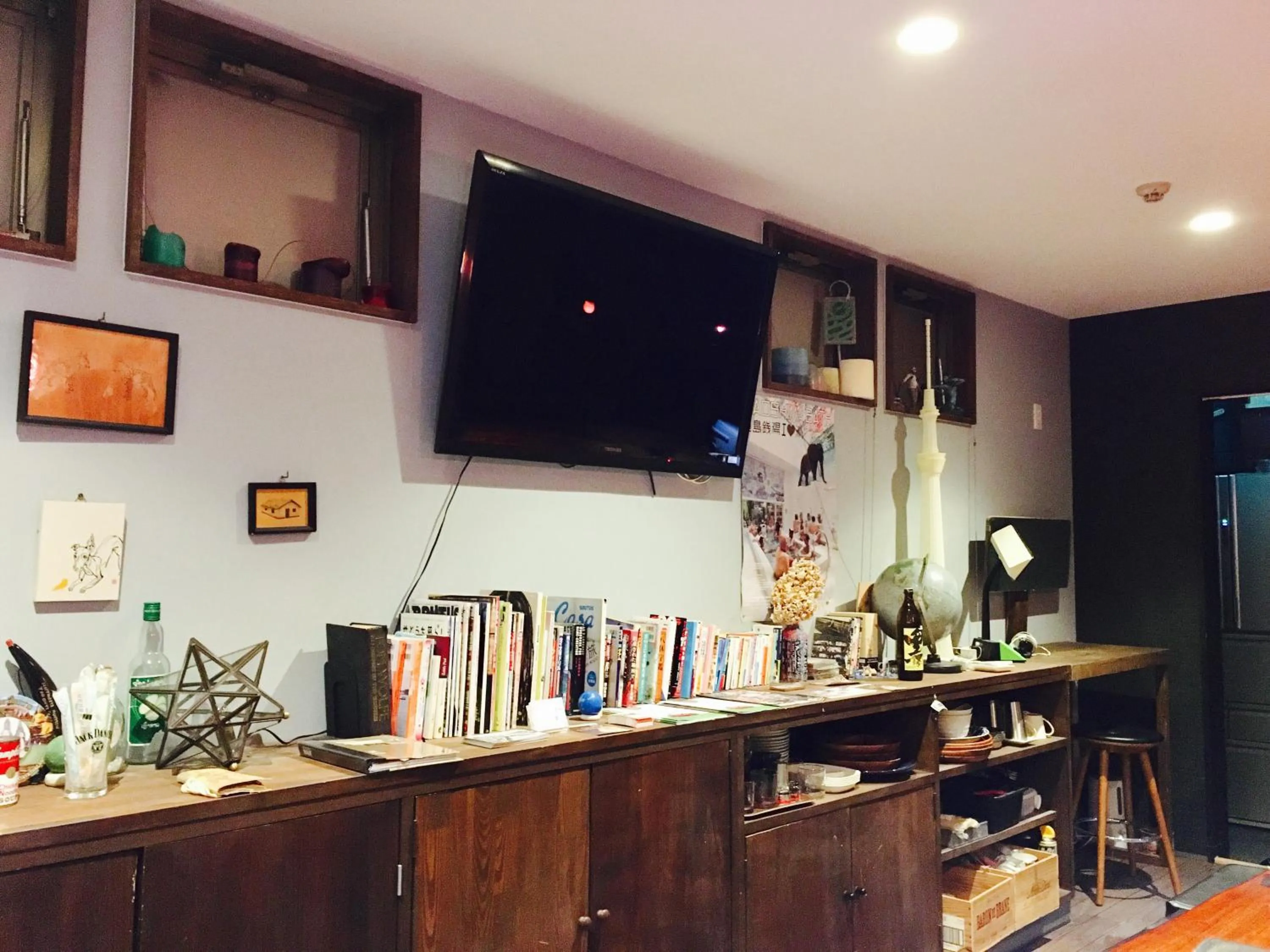 Communal lounge/ TV room in Naoshima Backpackers Guesthouse