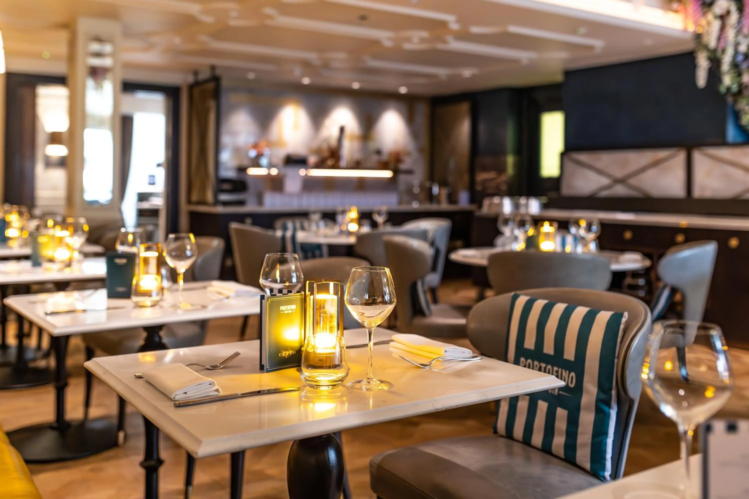 Restaurant/places to eat in 100 Queen's Gate Hotel London Kensington, Curio Collection by Hilton