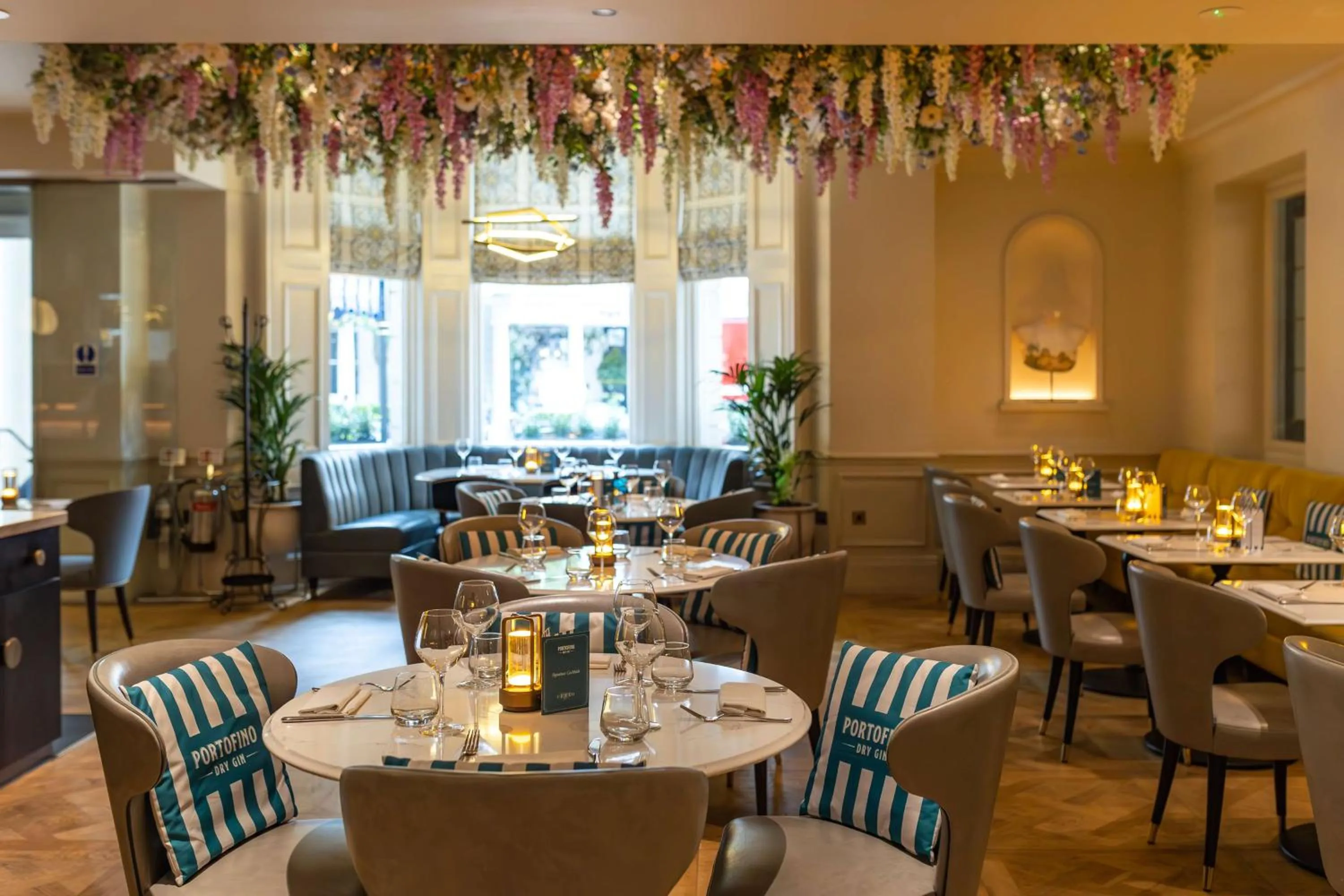 Restaurant/places to eat in 100 Queen's Gate Hotel London Kensington, Curio Collection by Hilton