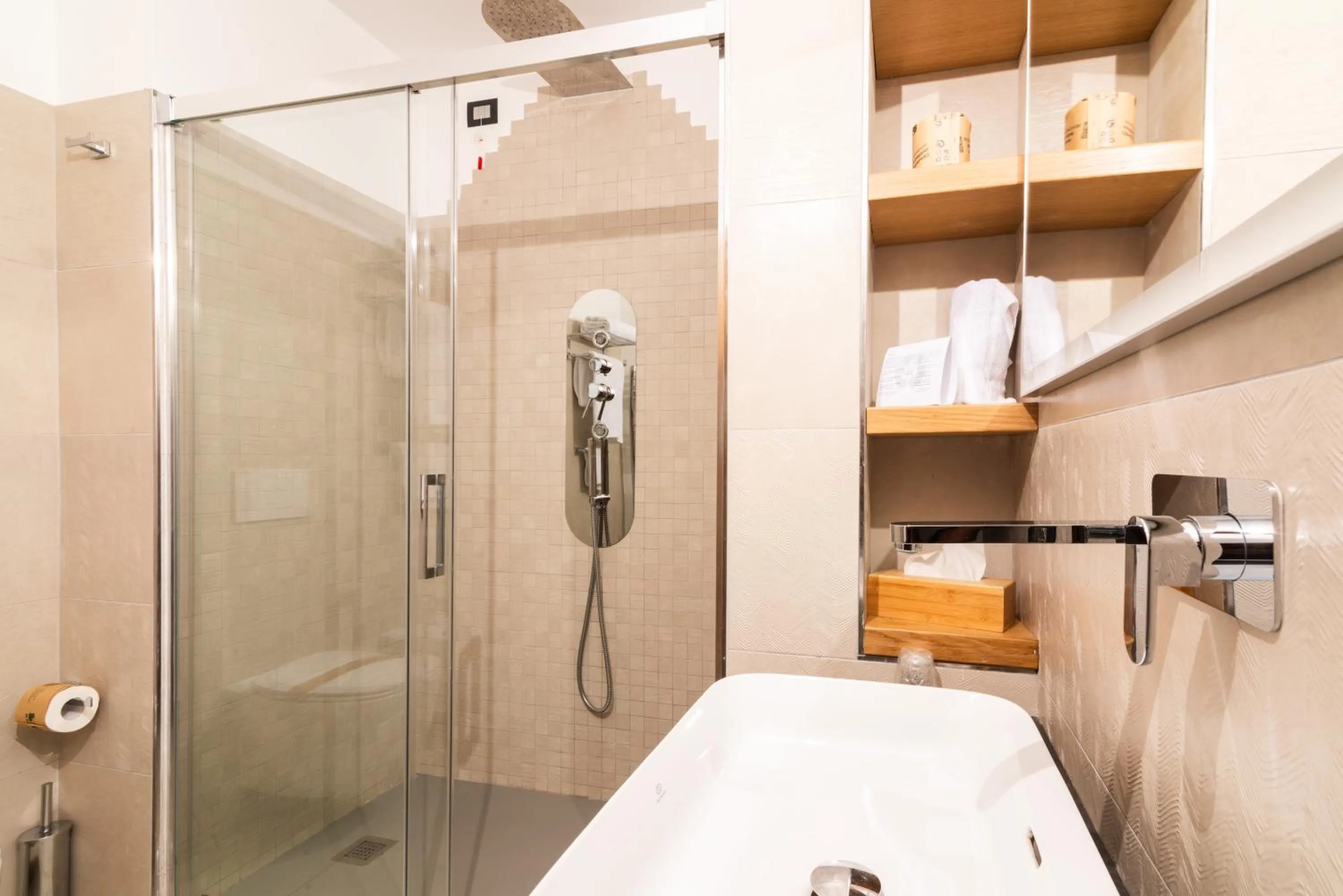 Shower in Grand Hotel Santa Maria