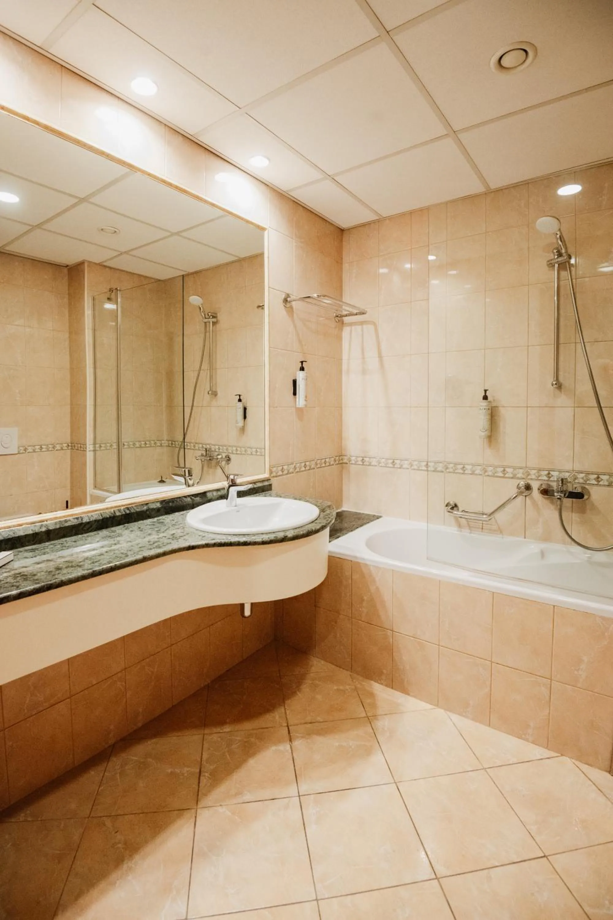 Shower in Hotel Karpos