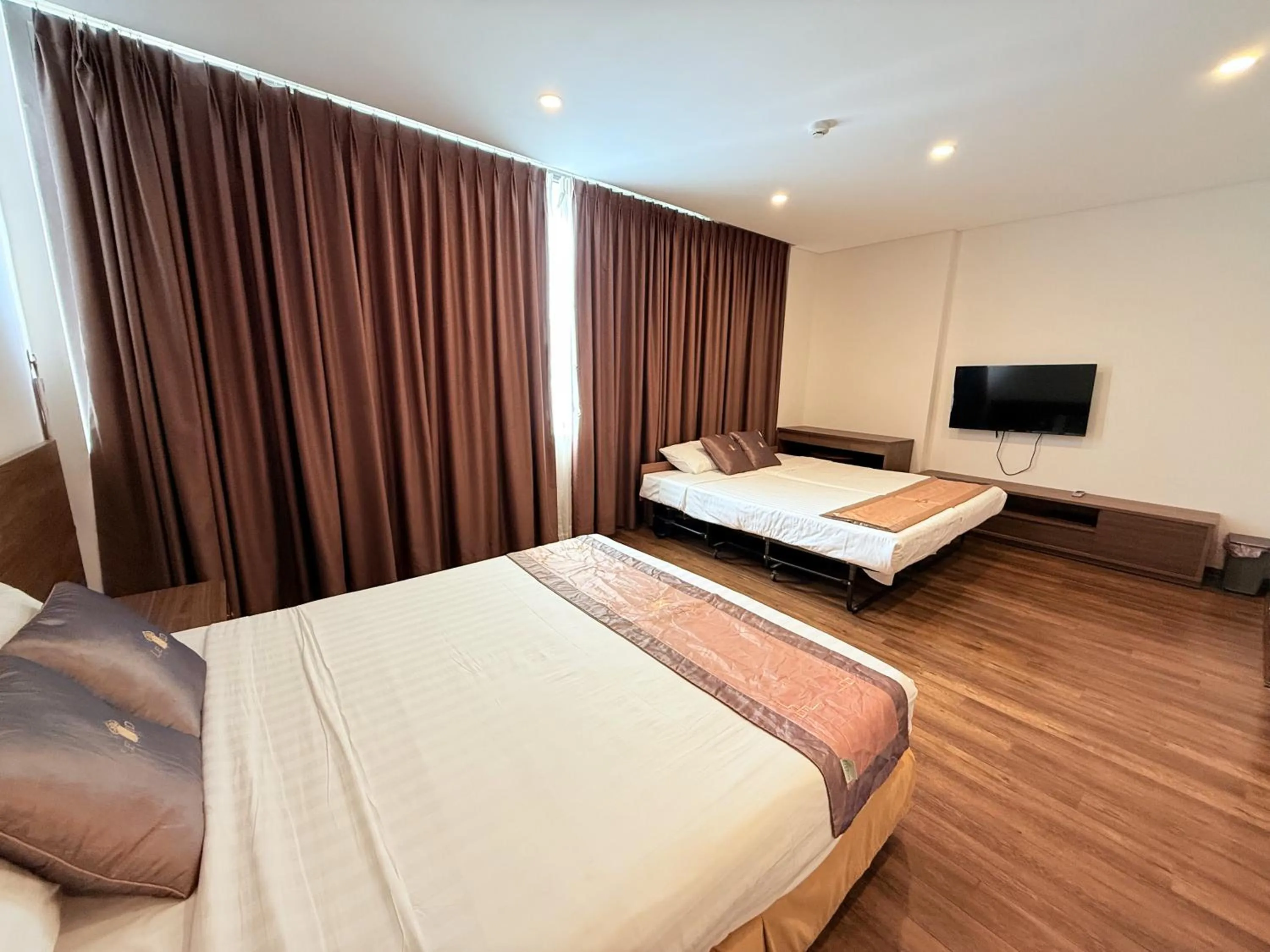 Communal lounge/ TV room, Bed in Lenid Ocean View Hotel