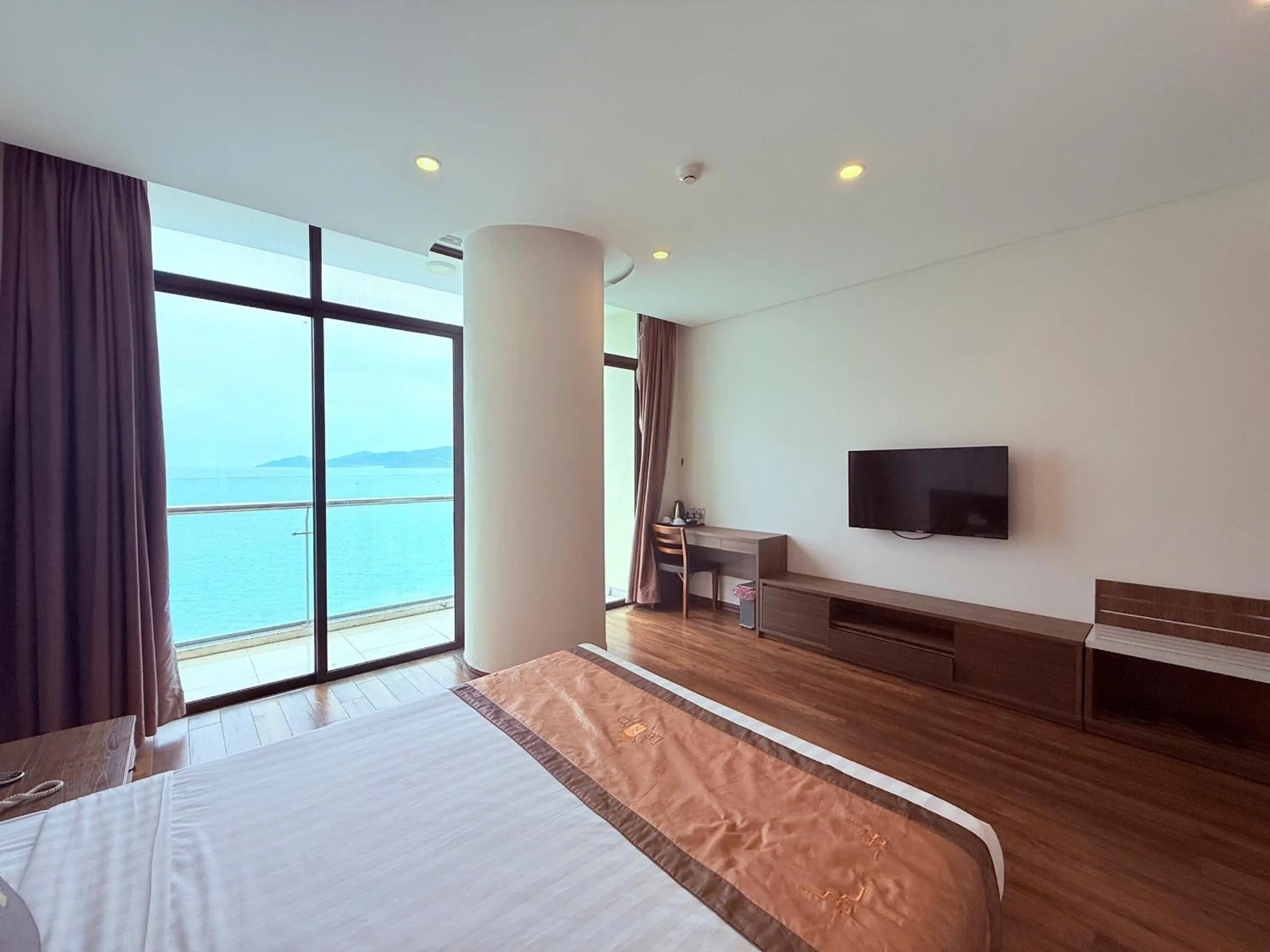 Communal lounge/ TV room, Bed in Lenid Ocean View Hotel