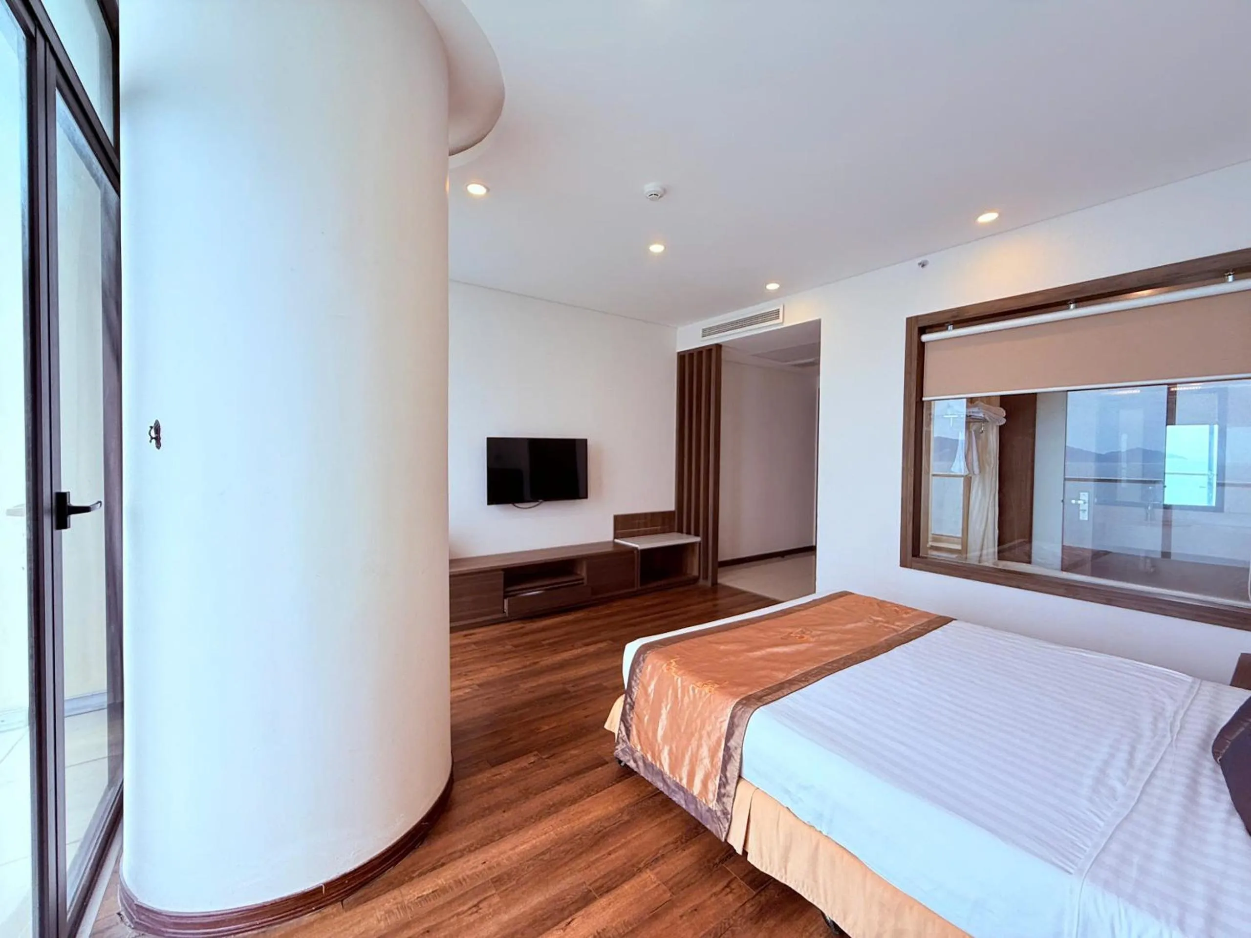 Communal lounge/ TV room, Bed in Lenid Ocean View Hotel