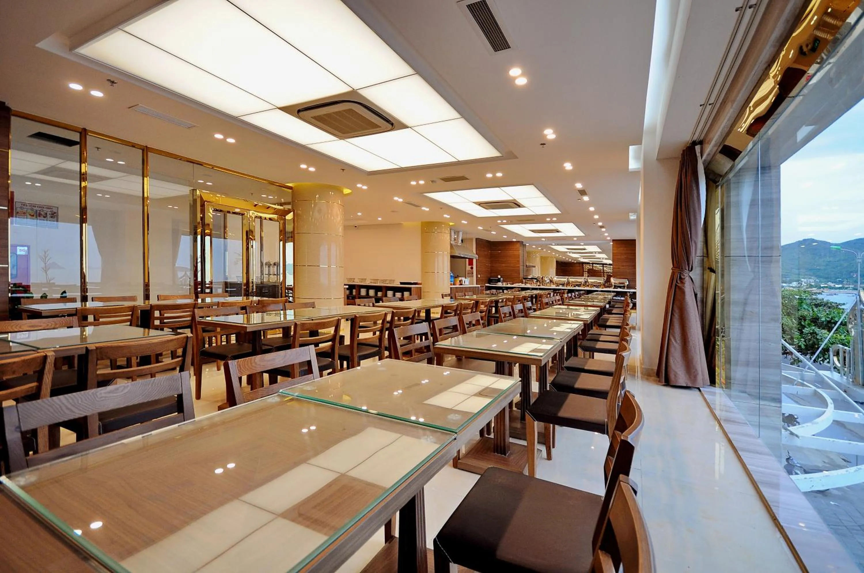 Restaurant/places to eat in Lenid Ocean View Hotel
