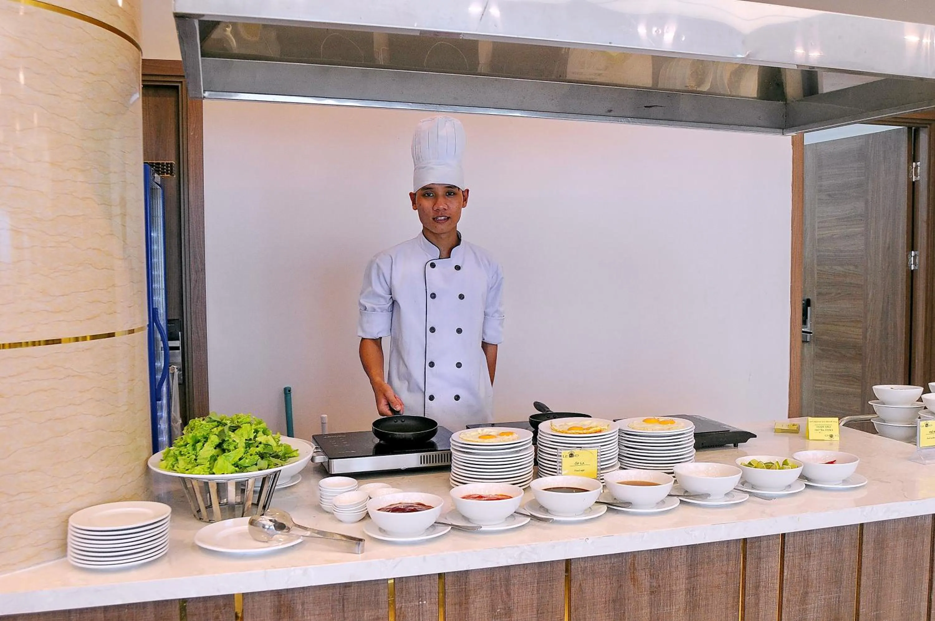 Restaurant/places to eat in Lenid Ocean View Hotel