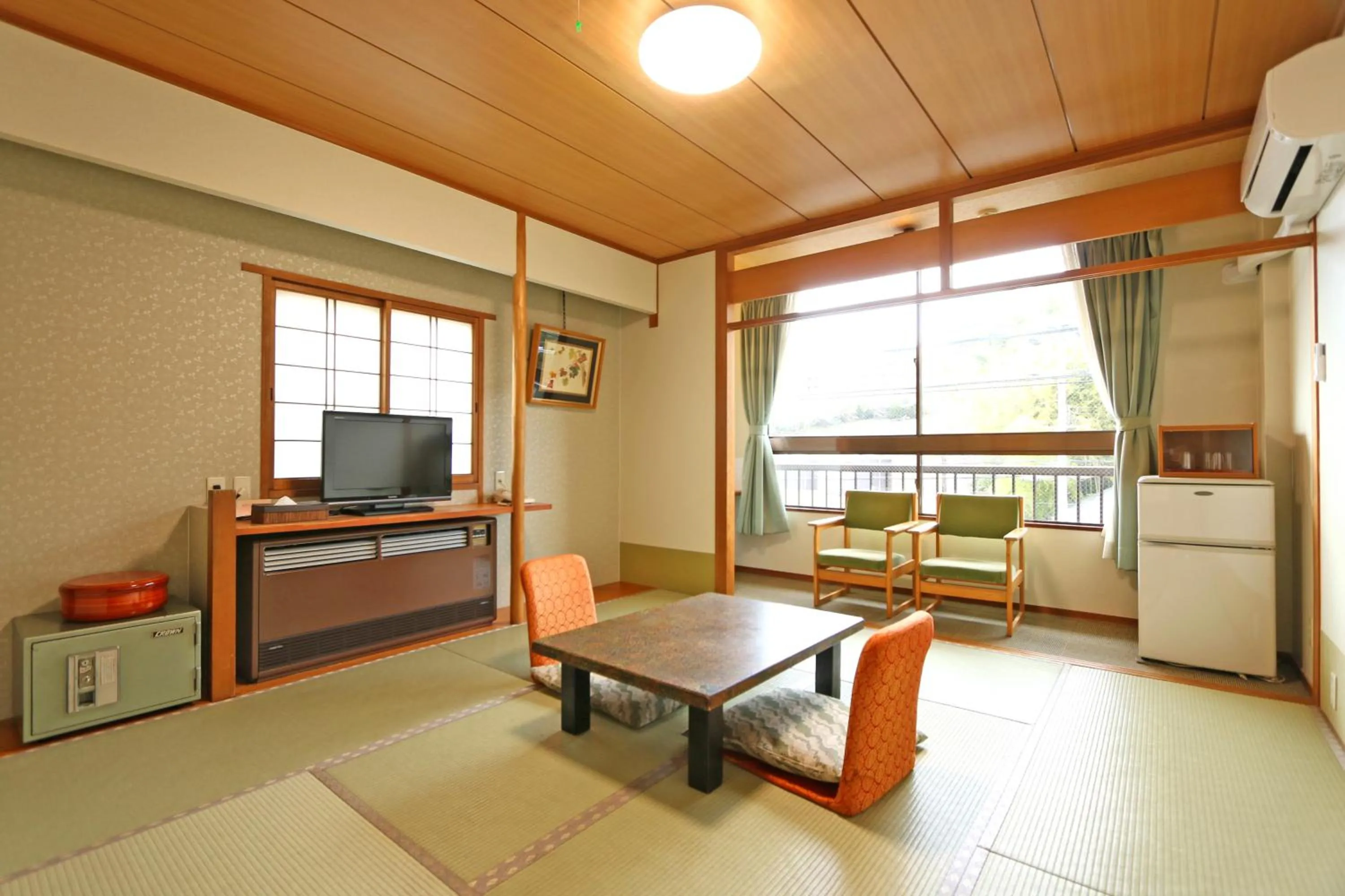 Photo of the whole room in Ogotoso