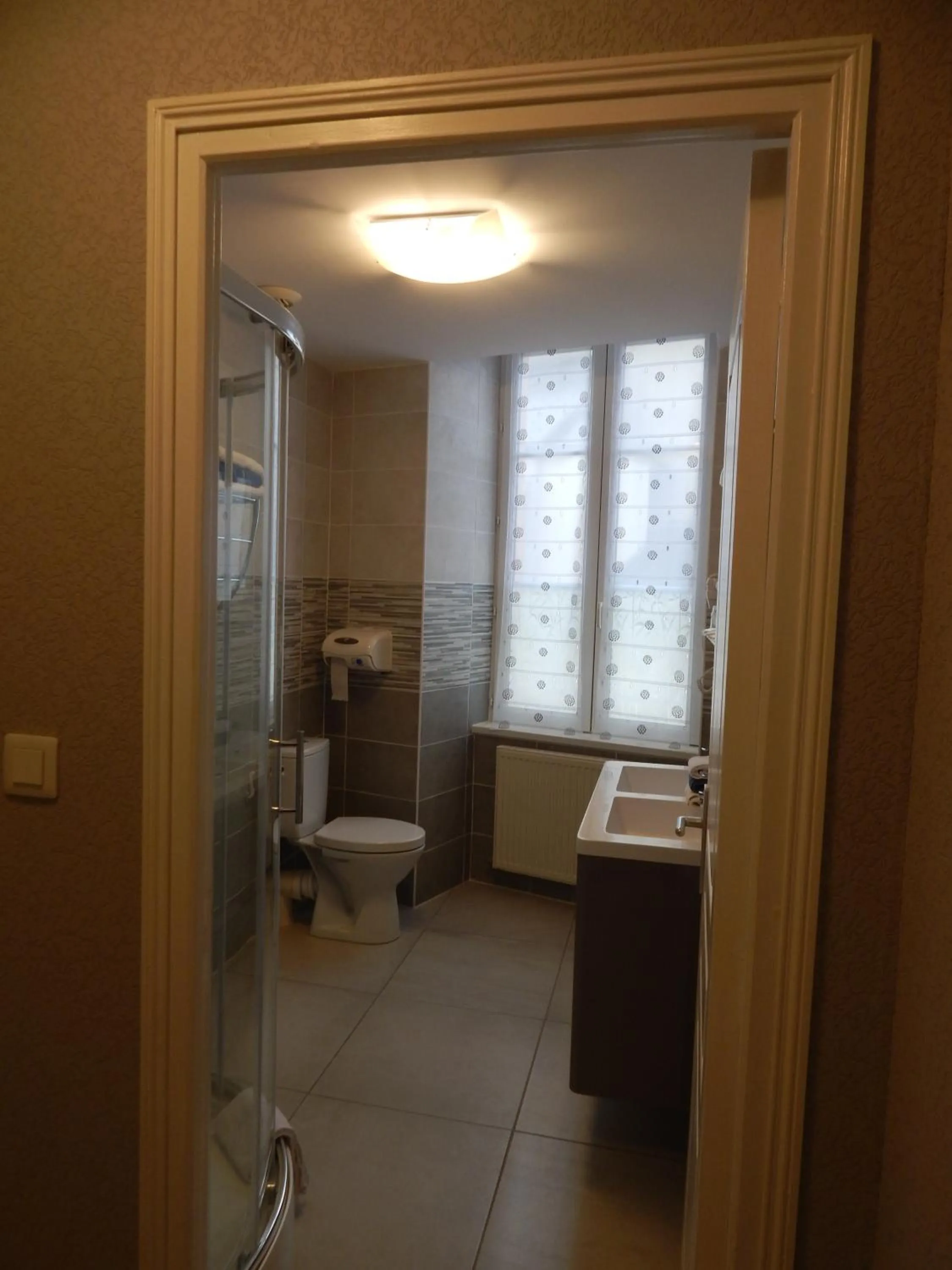 Shower in Le Lion D'or