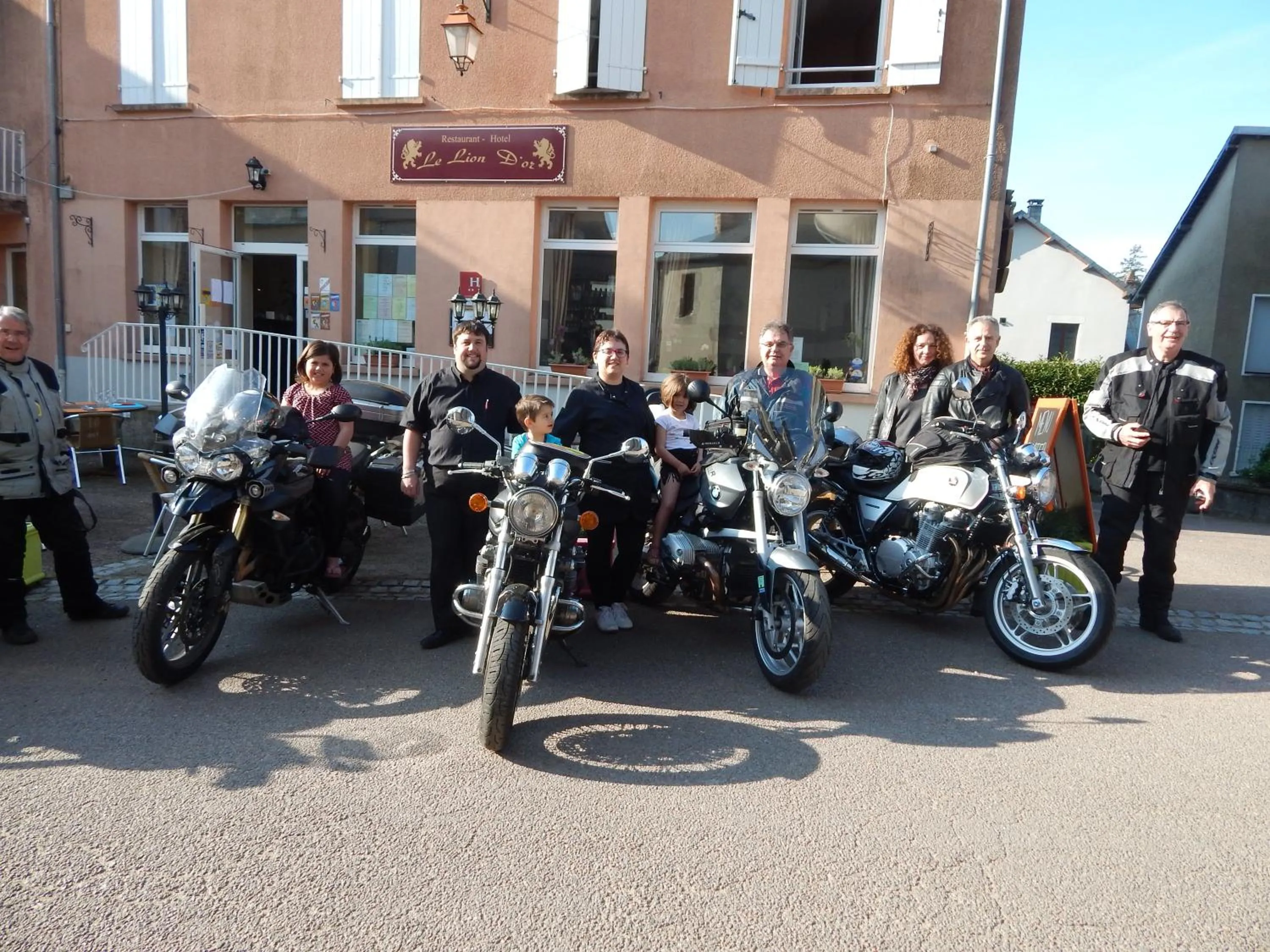 People in Le Lion D'or