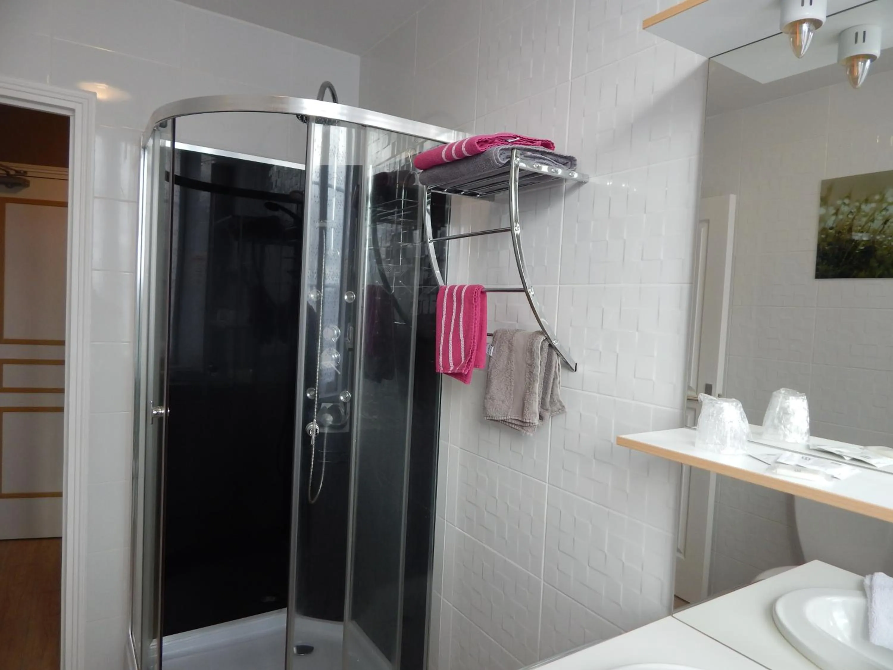 Shower in Le Lion D'or