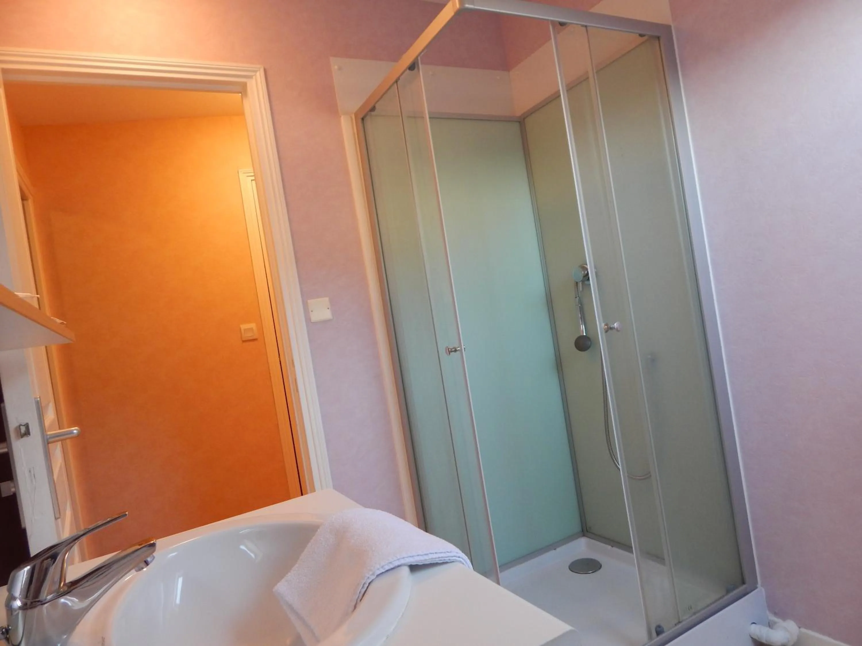 Shower in Le Lion D'or