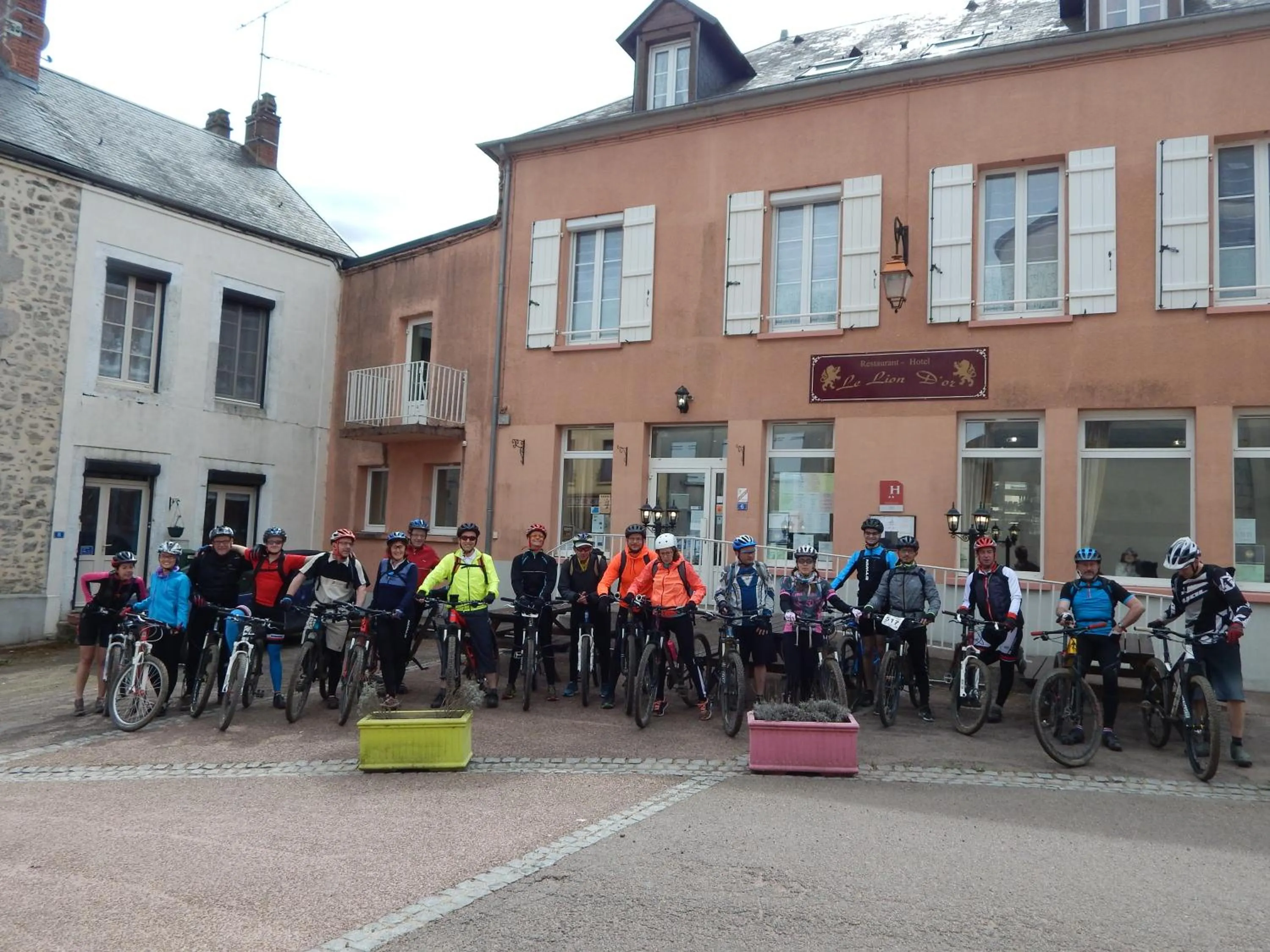 group of guests in Le Lion D'or