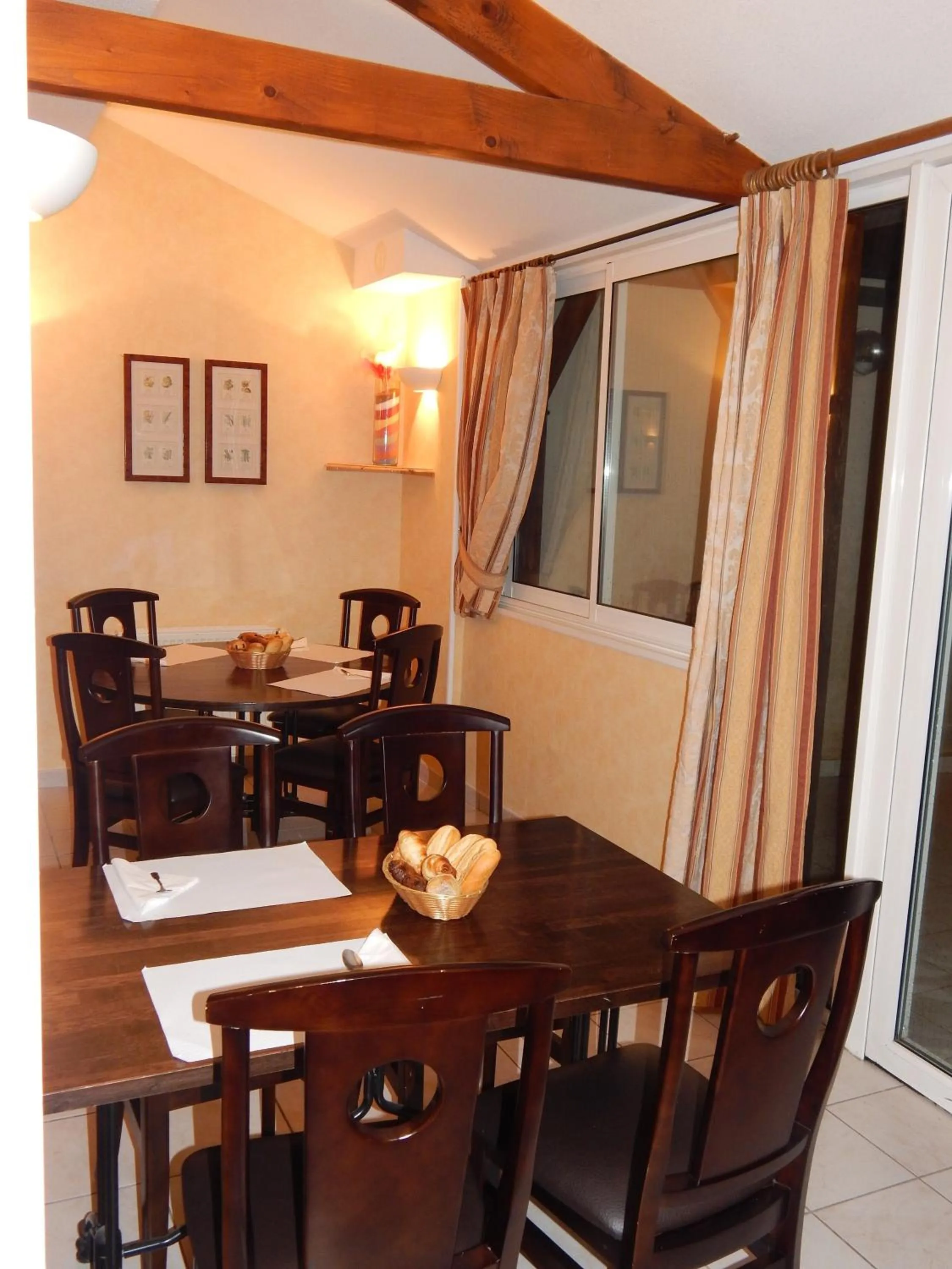 Restaurant/places to eat in Le Lion D'or