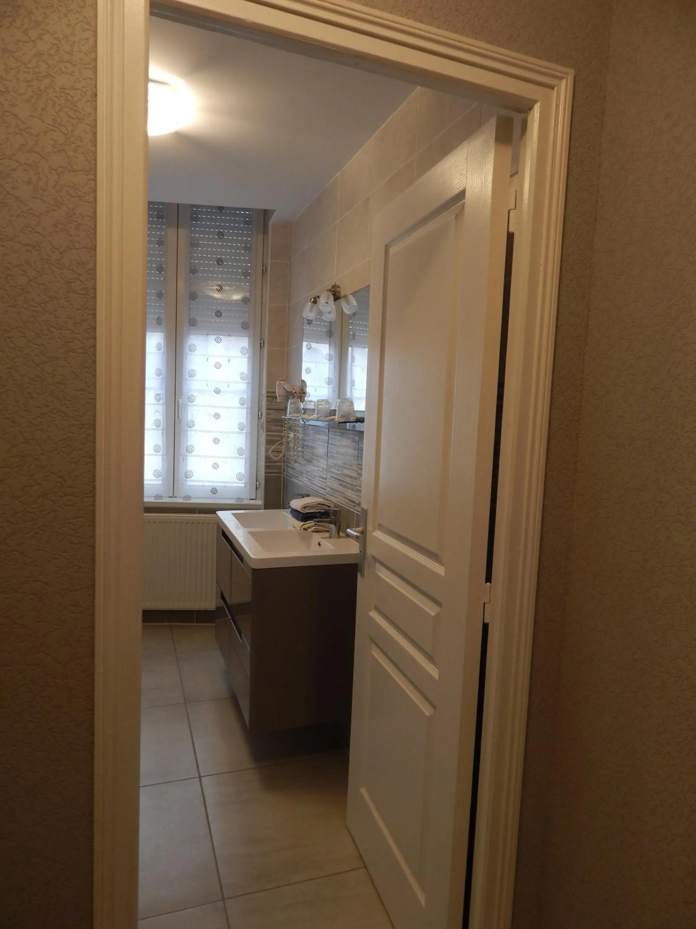 Shower in Le Lion D'or