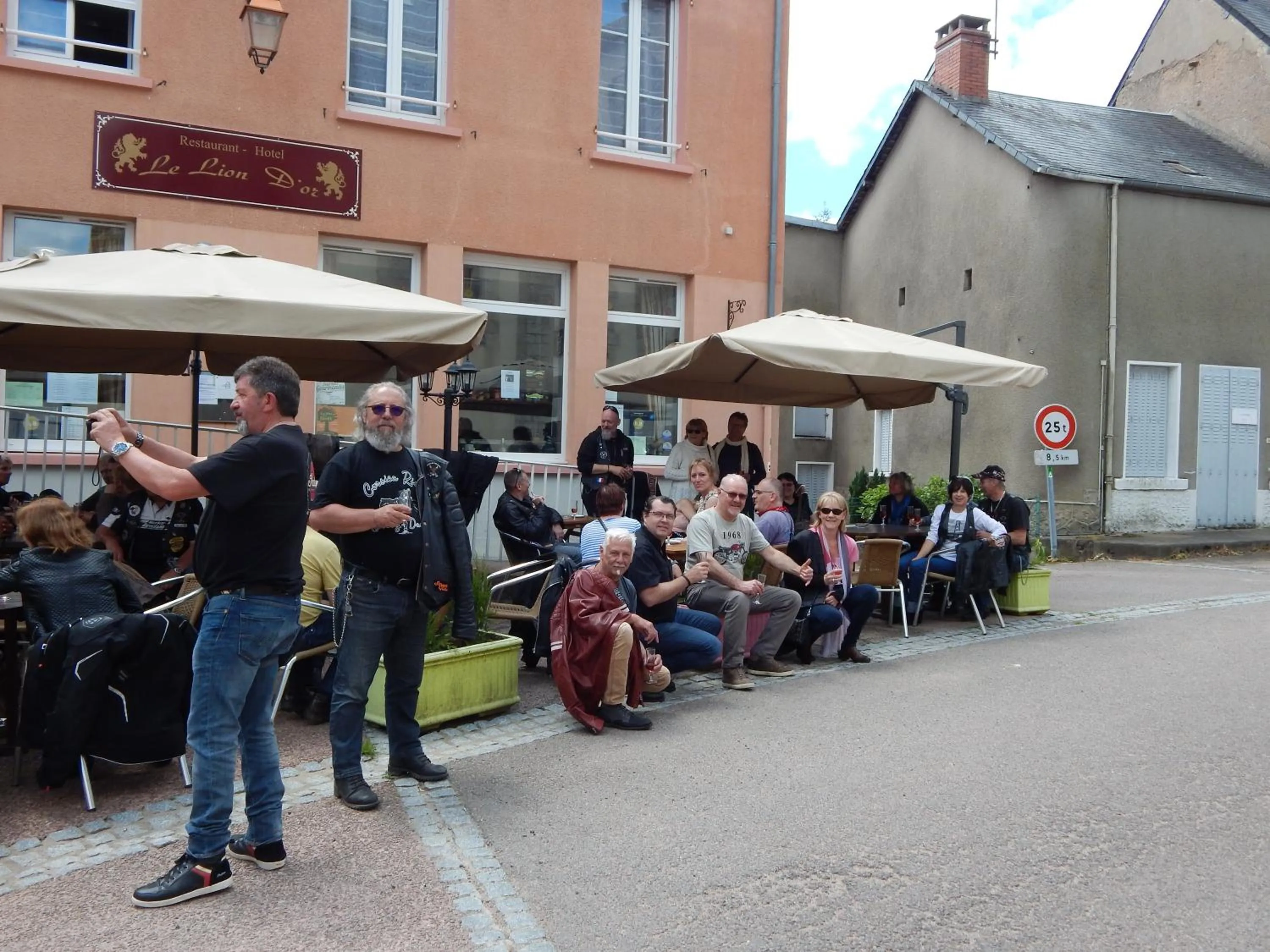 People in Le Lion D'or