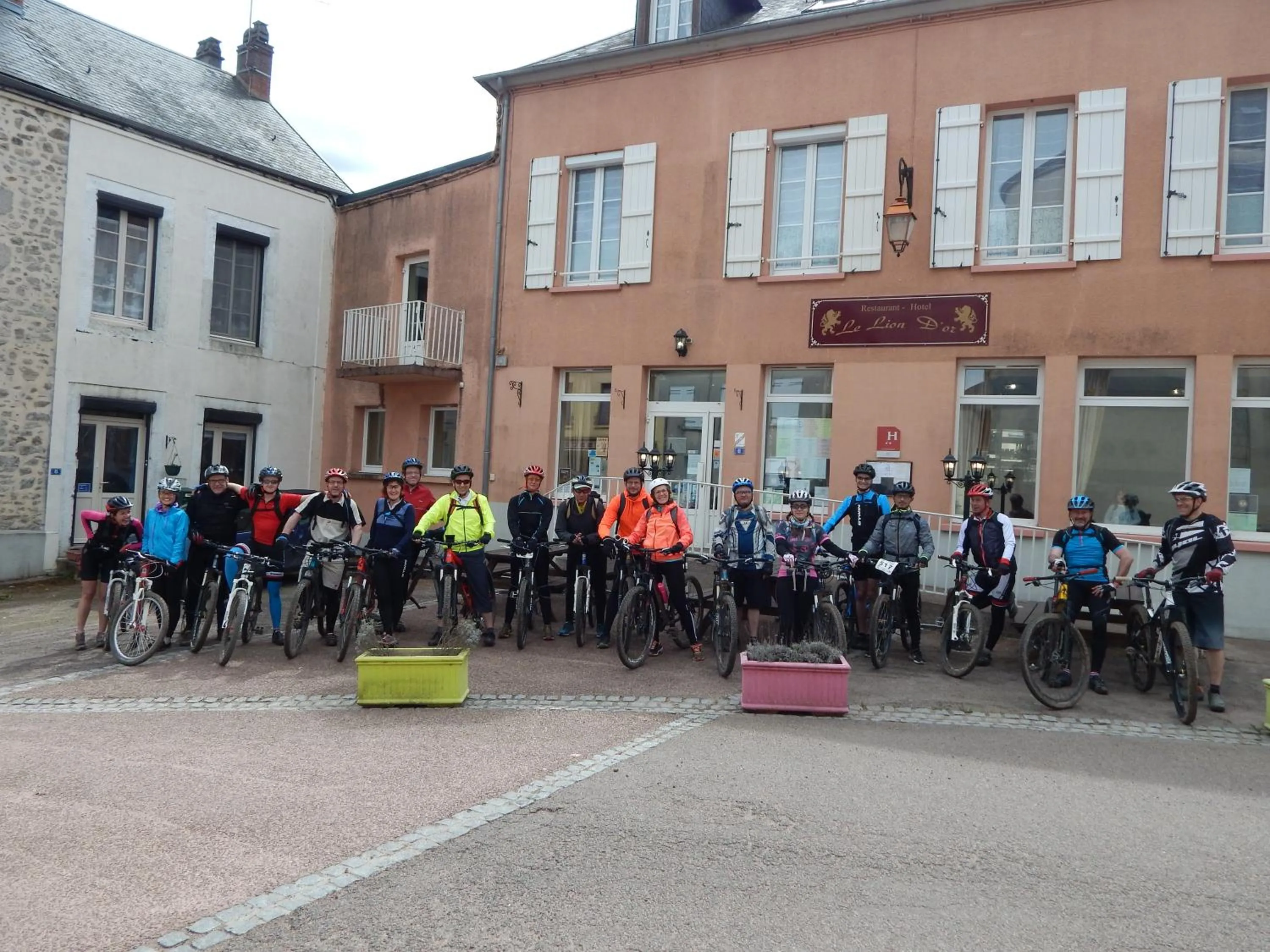 group of guests in Le Lion D'or