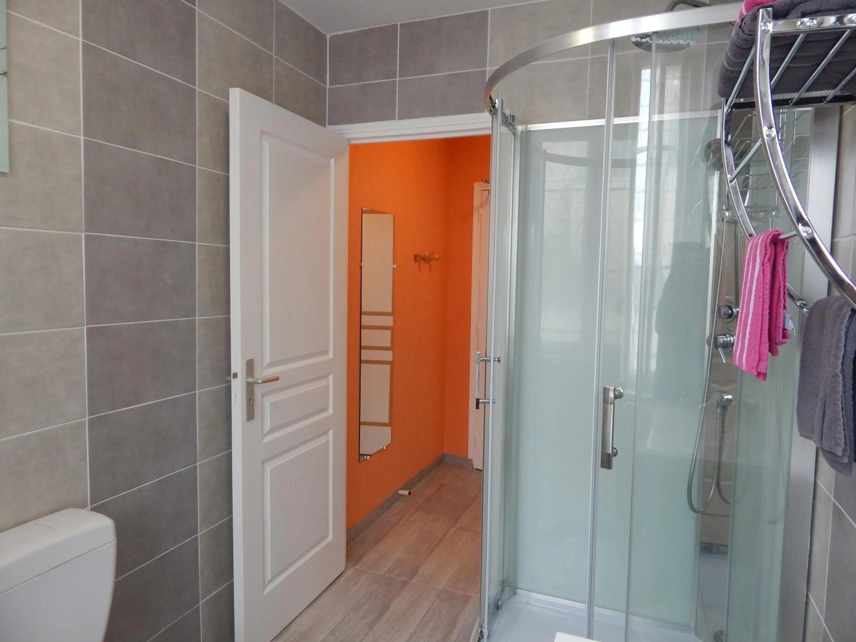 Shower in Le Lion D'or