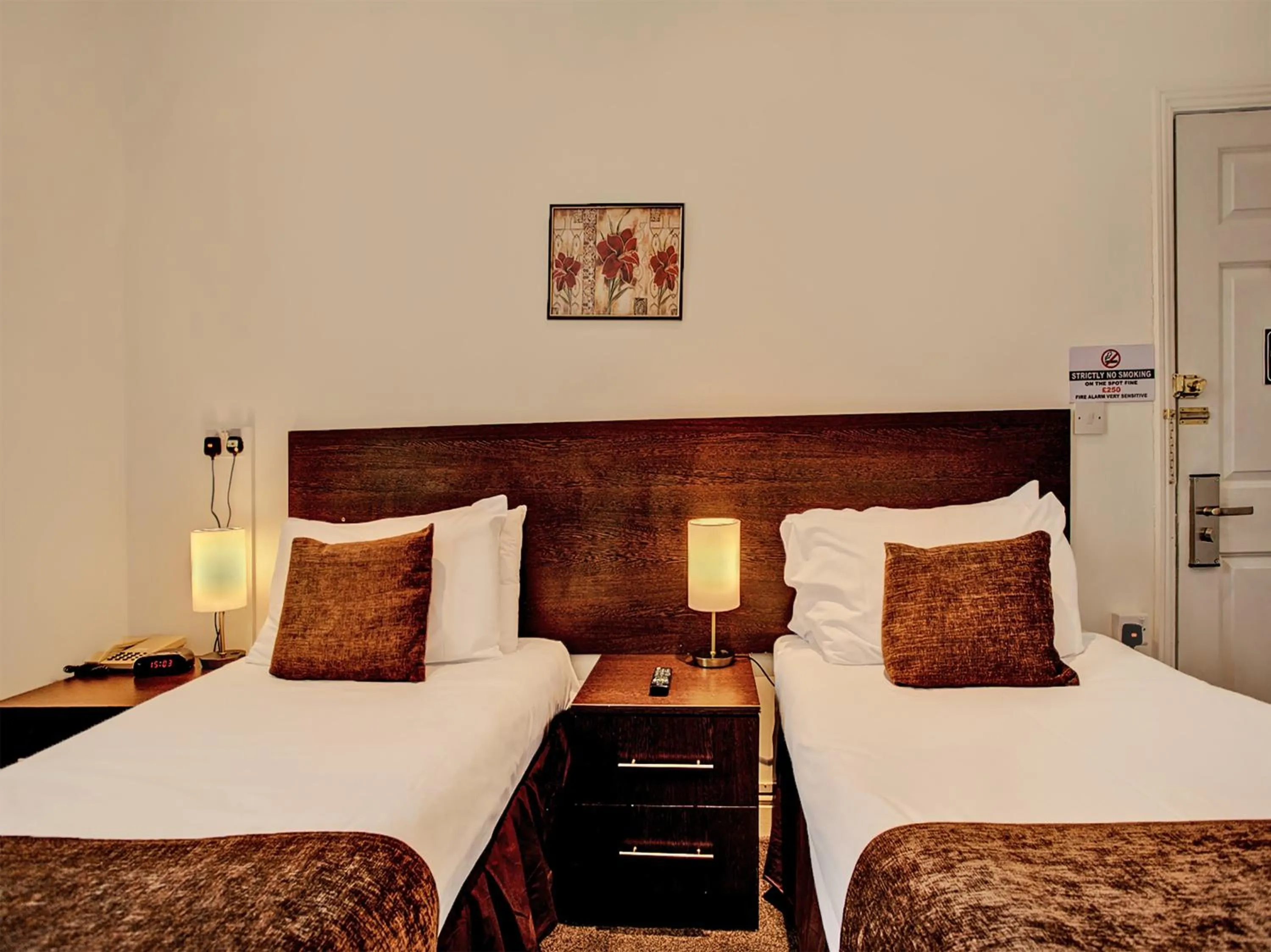 Bedroom, Bed in The Waverley Hotel