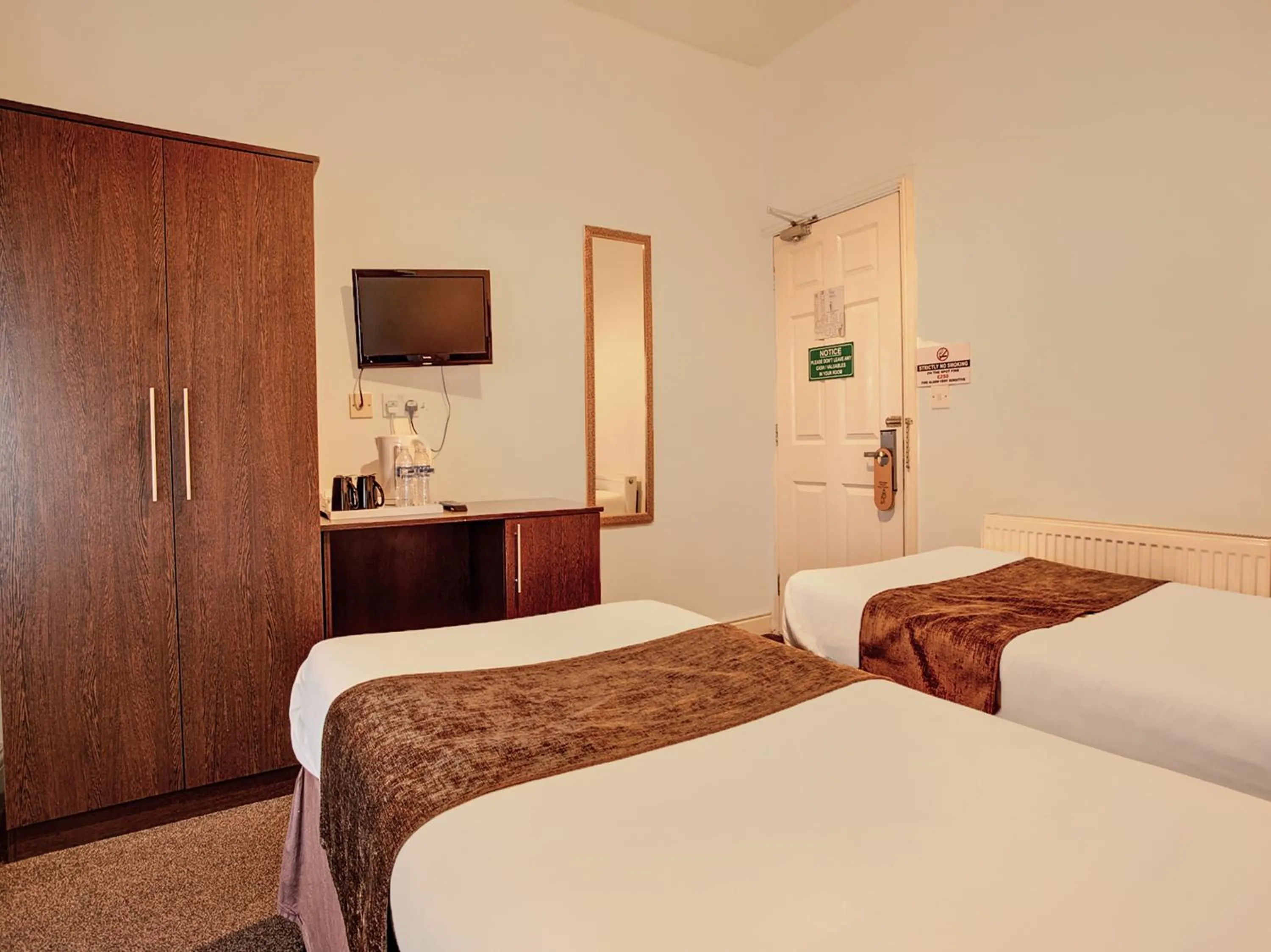 Bedroom, Bed in The Waverley Hotel