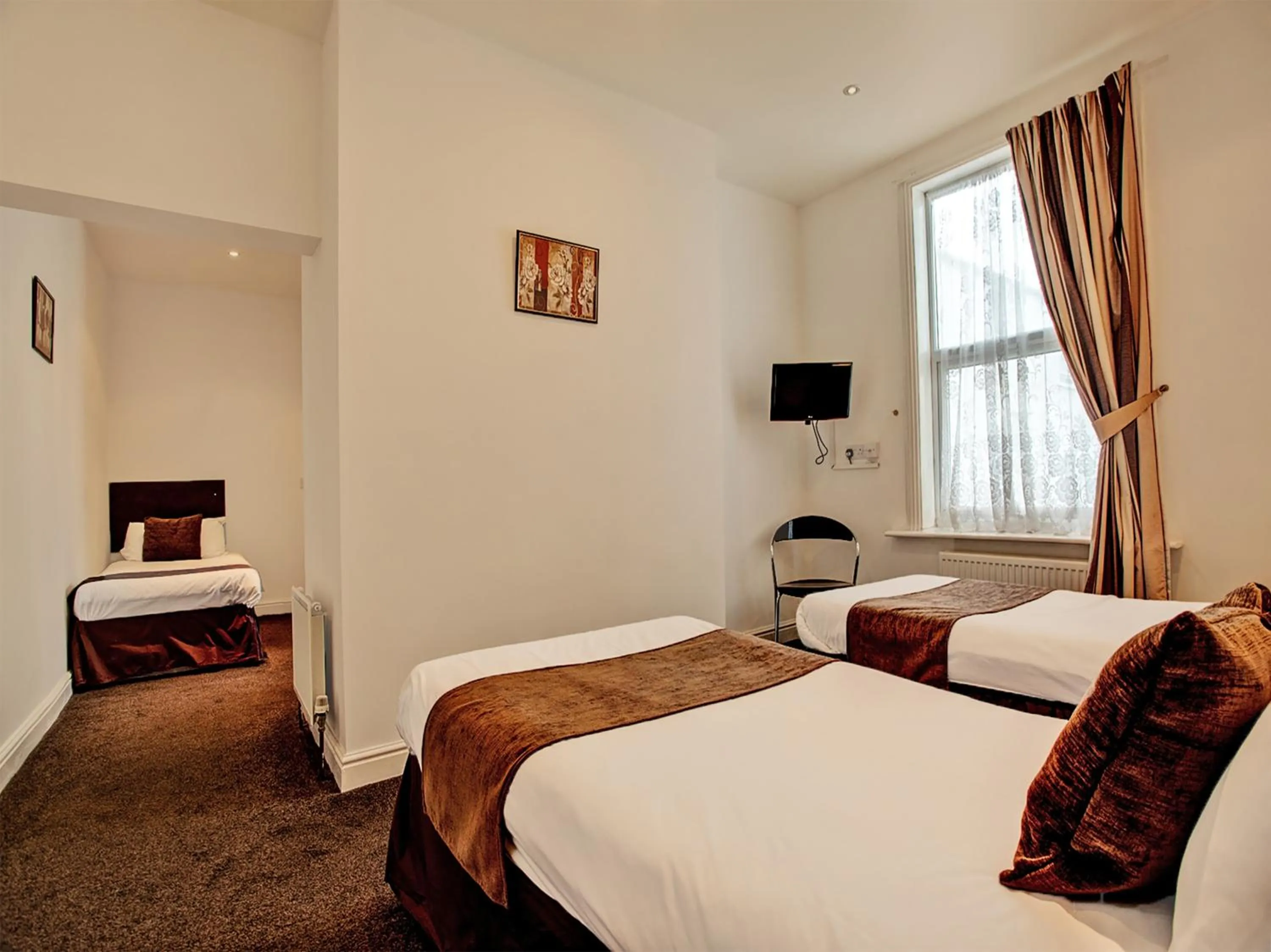 Bedroom, Bed in The Waverley Hotel