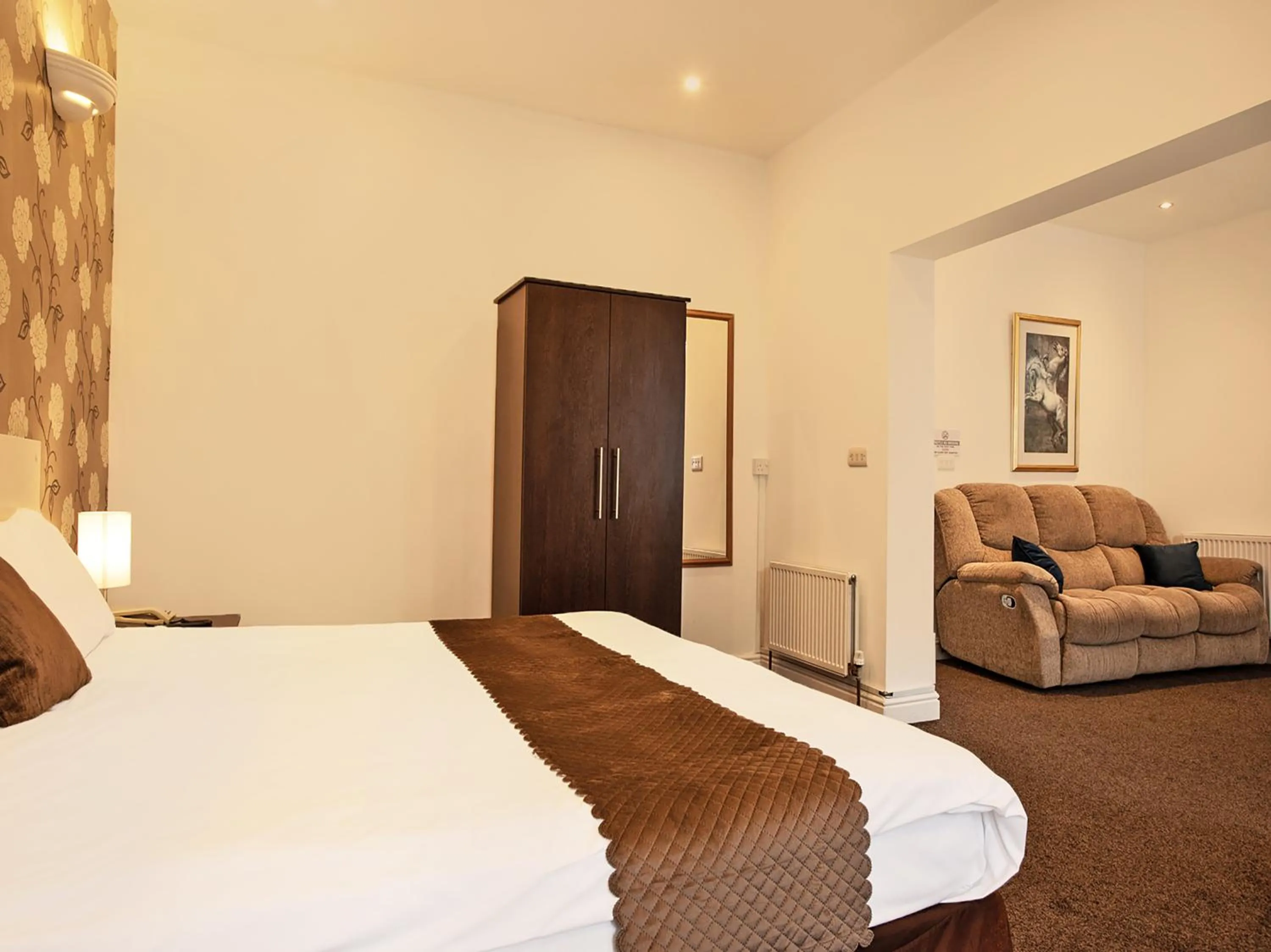 Bedroom, Bed in The Waverley Hotel