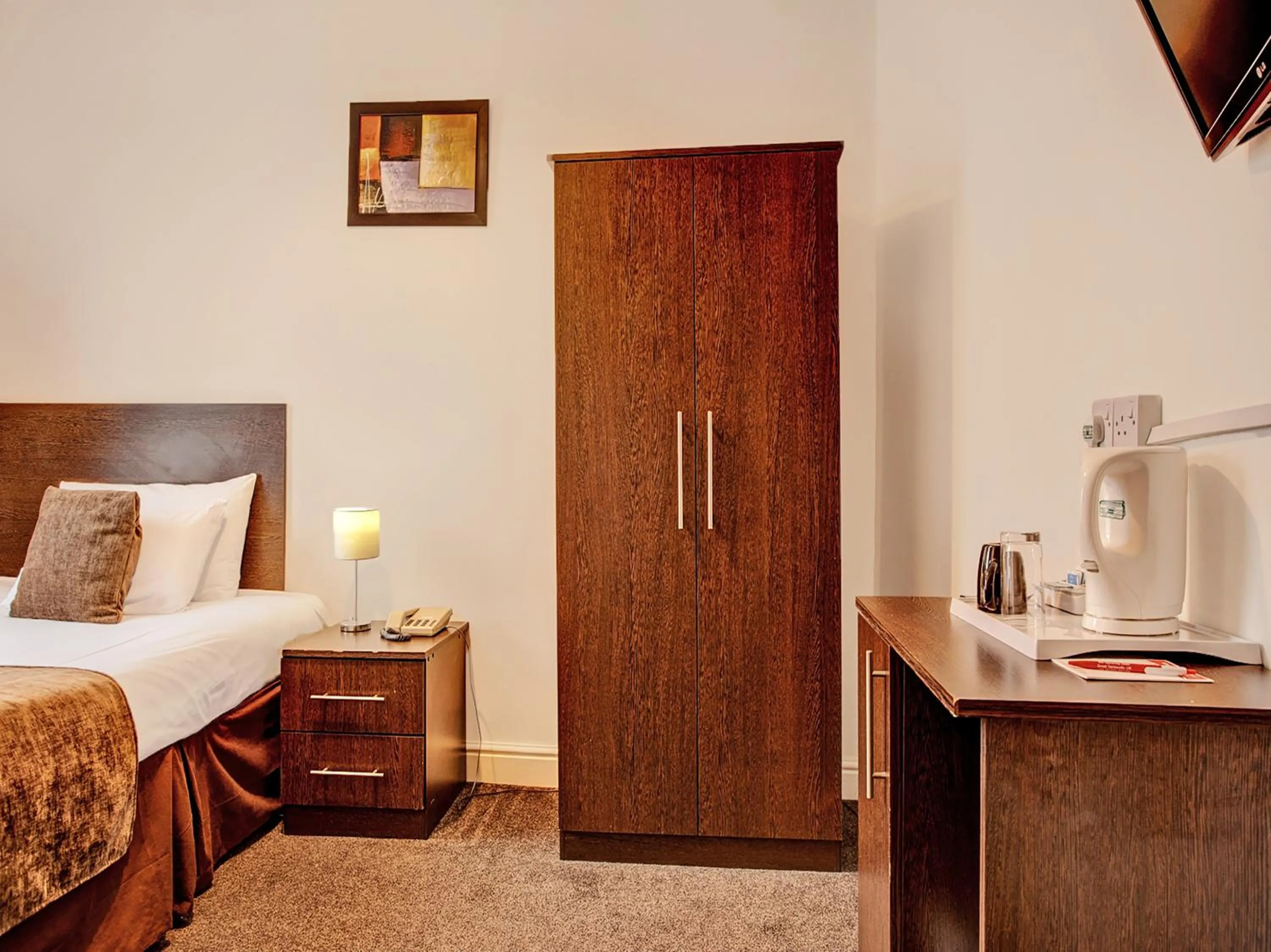 Bedroom, Bed in The Waverley Hotel