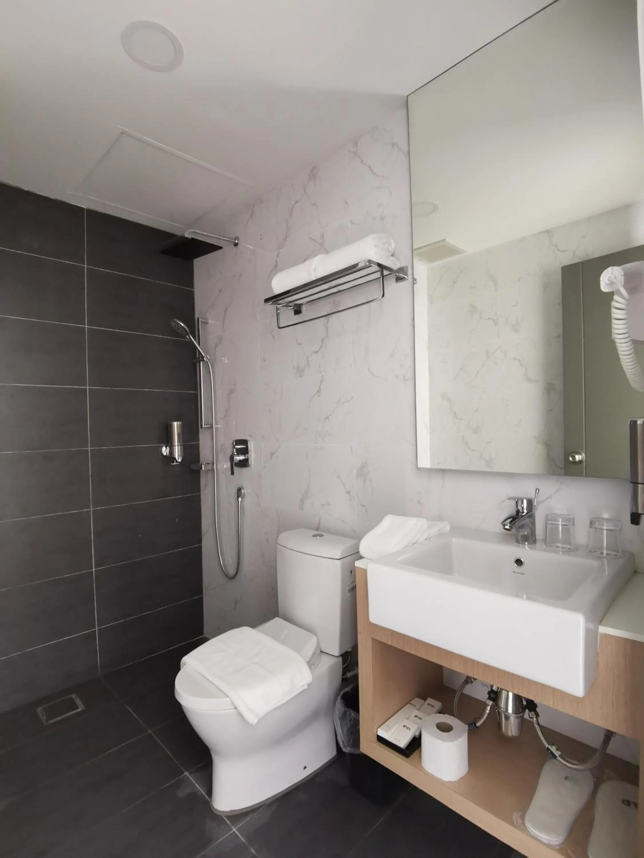 Shower in Otel Hotel Sibu