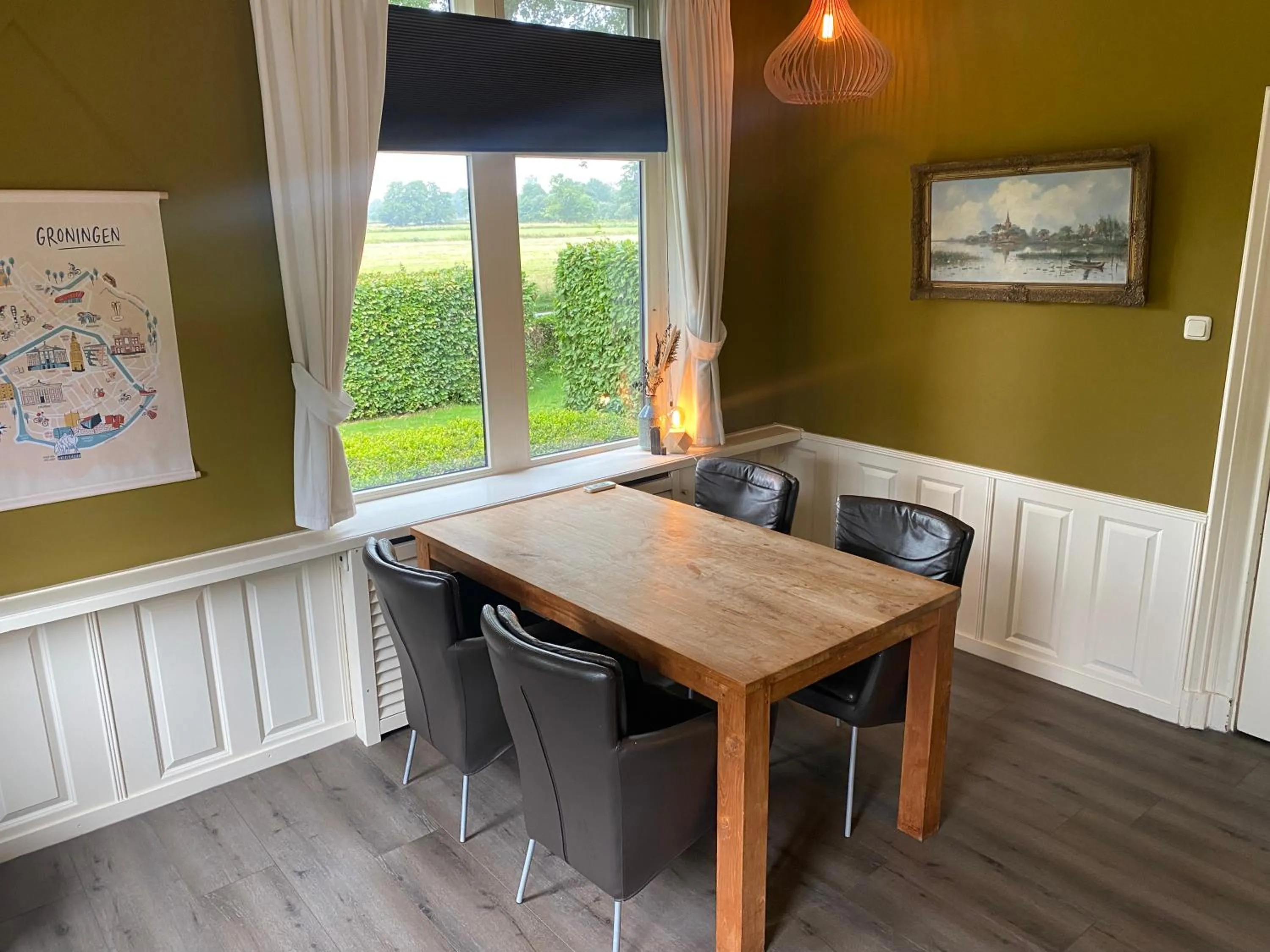 Dining area in Kindvriendelijk appartement de Hooge Stukken onder de rook van Groningen