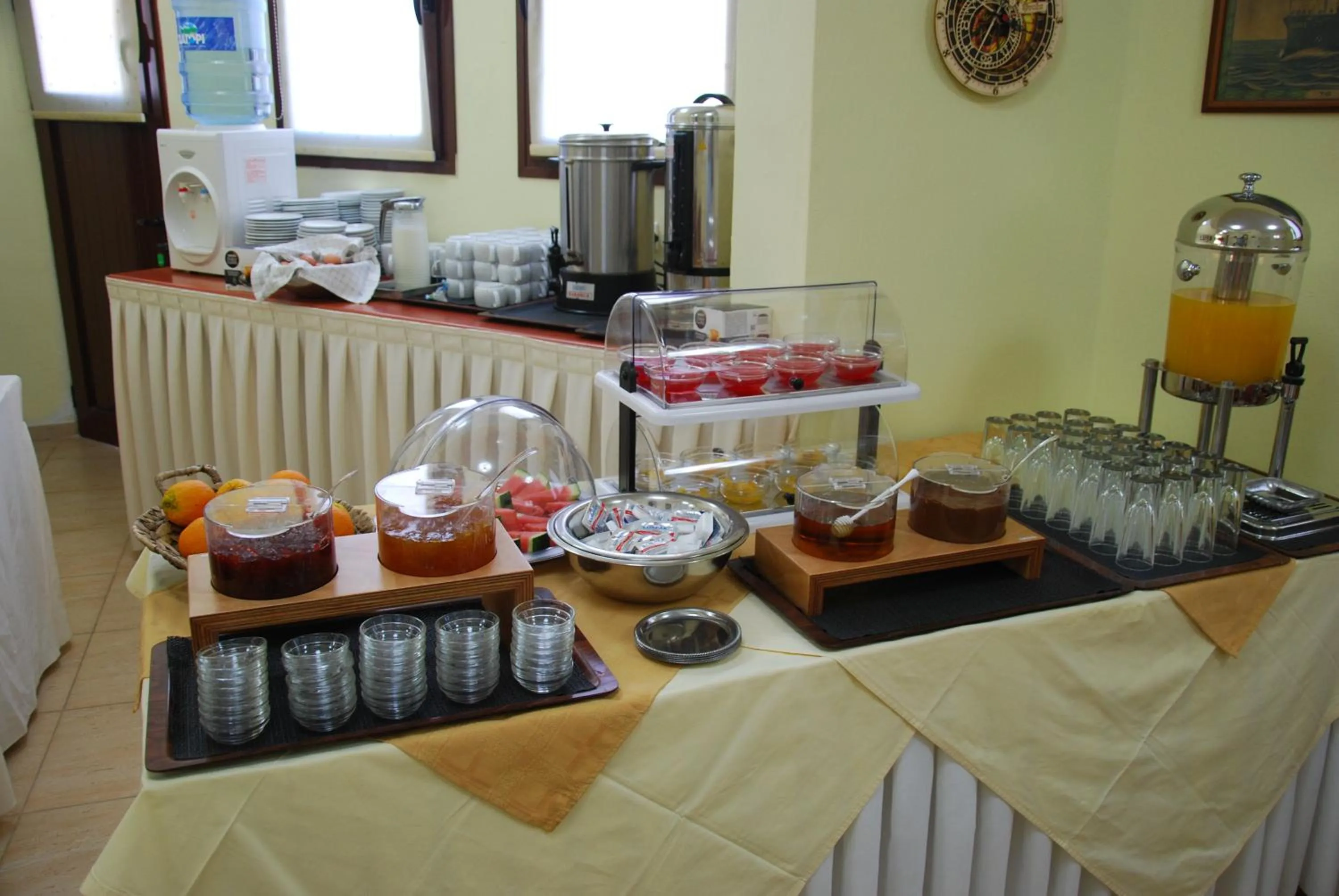 Restaurant/places to eat in Denise Hotel