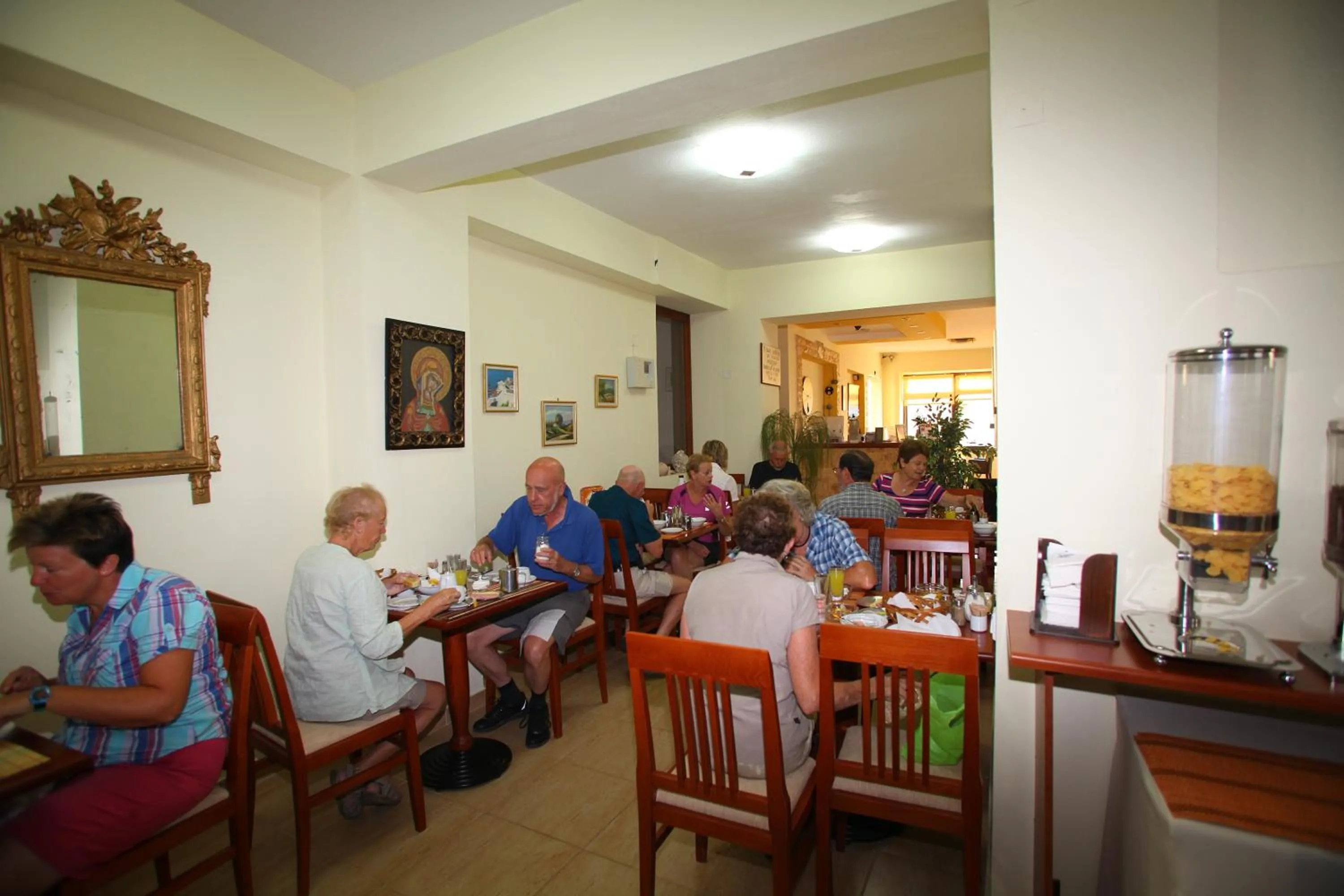 Restaurant/places to eat in Denise Hotel