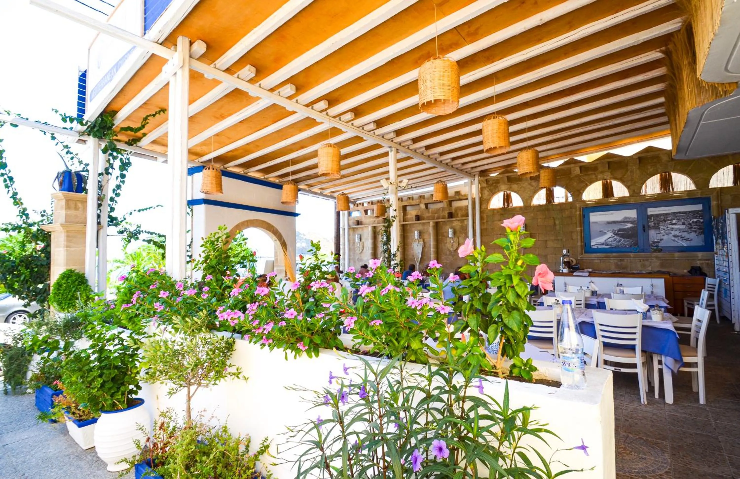 Restaurant/places to eat in Stegna Star Apartments