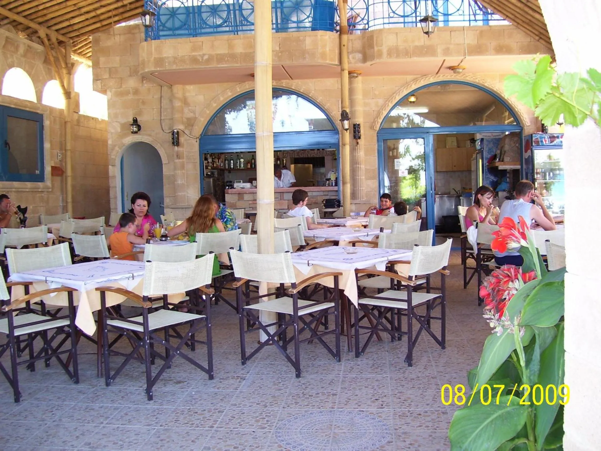 Restaurant/places to eat in Stegna Star Apartments